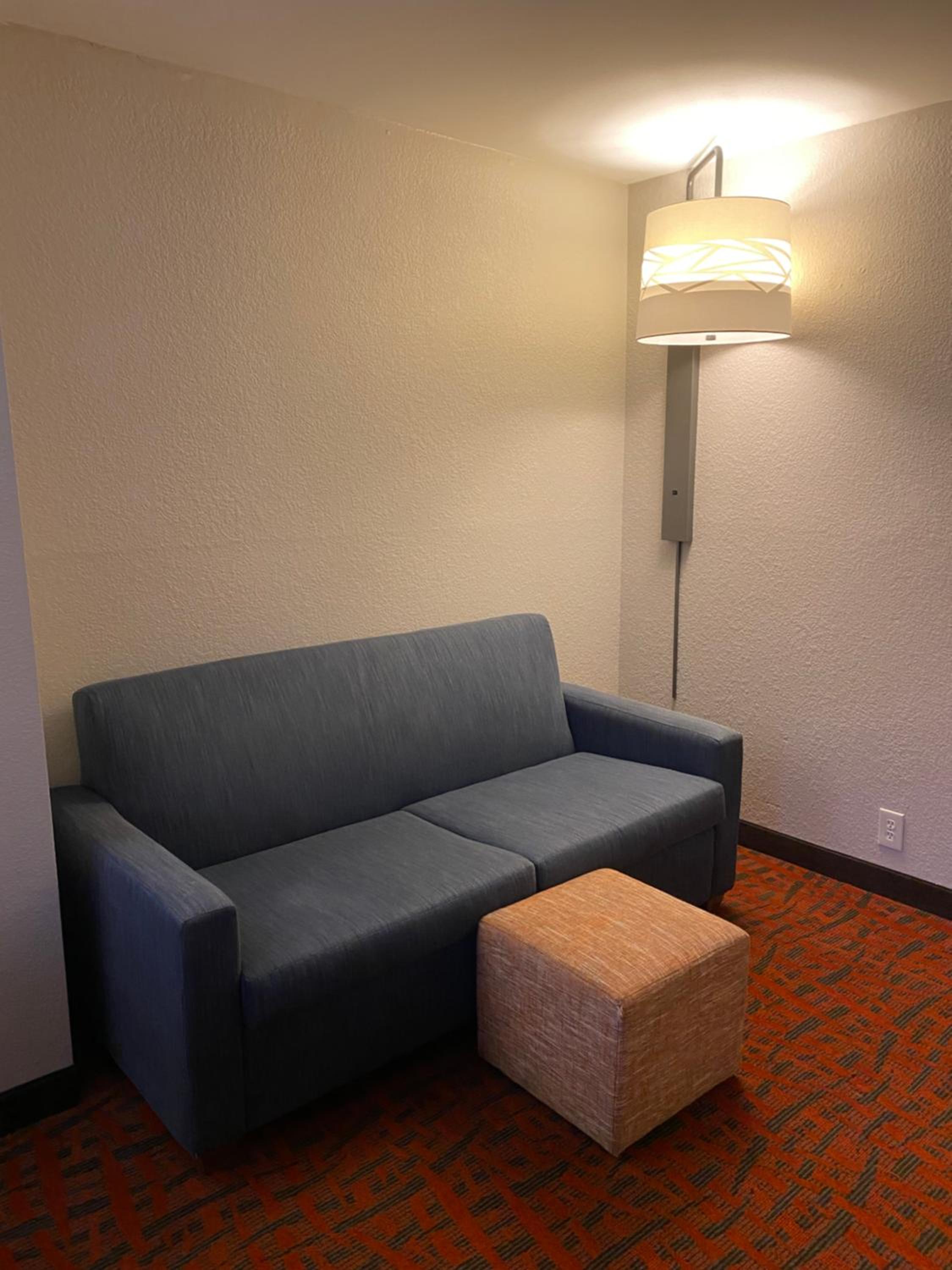 King Suite - Non-Smoking - Photo 4