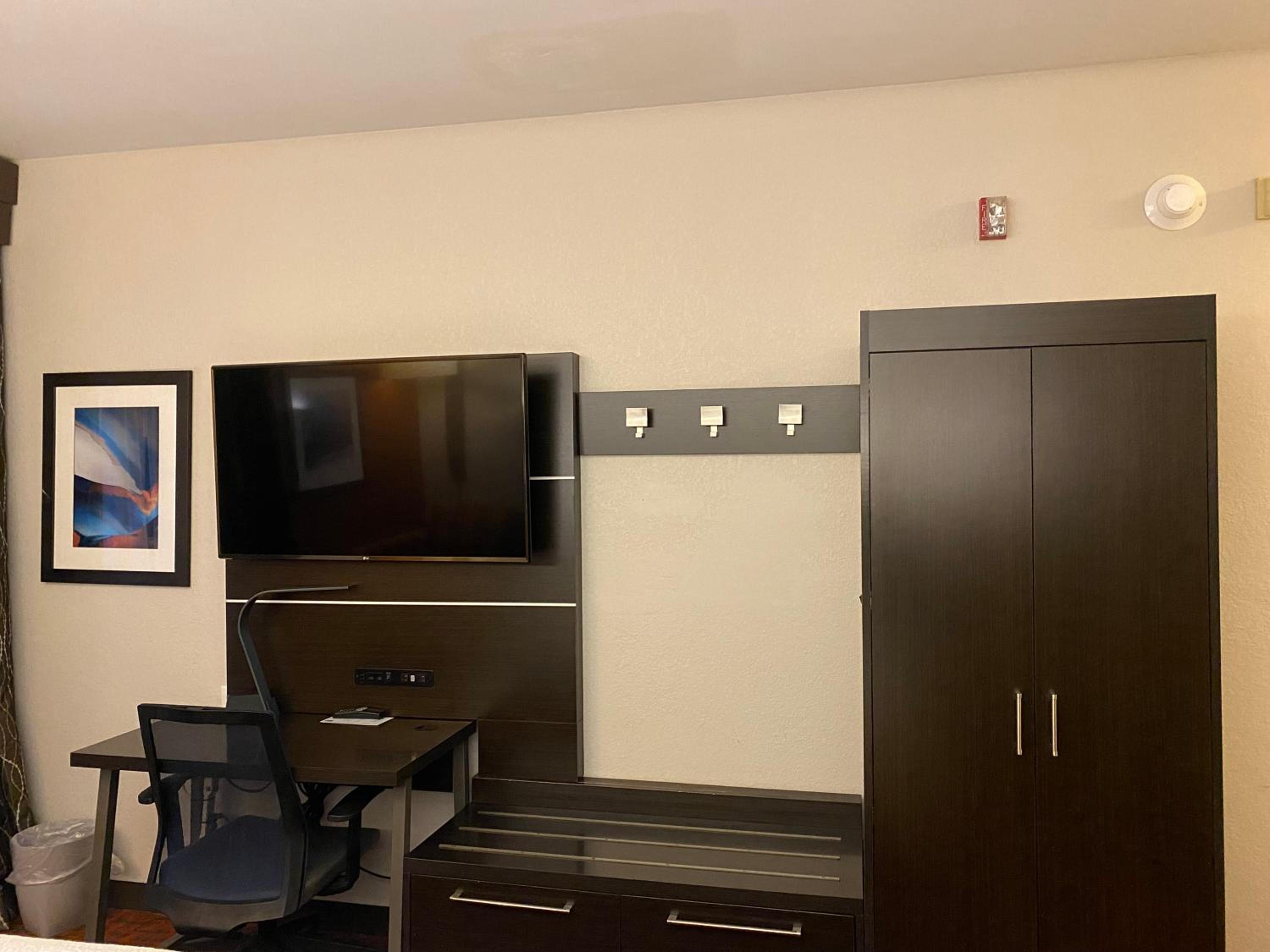 King Room - Mobility Access/Hearing Accessible - Photo 6