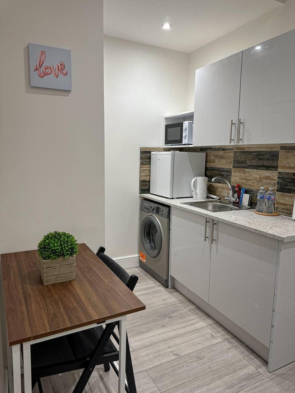 One-Bedroom Apartment photo 3