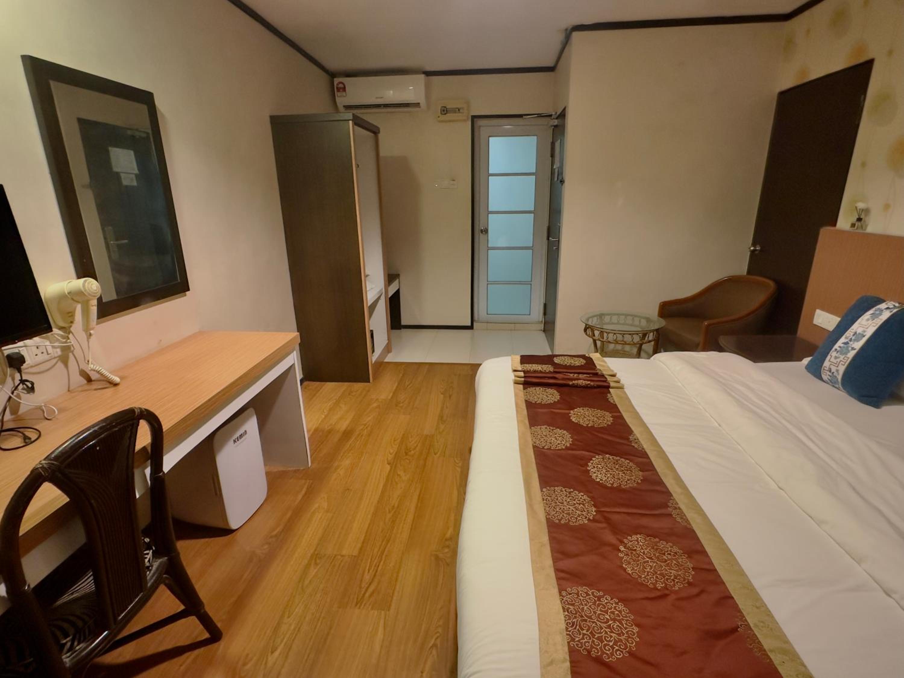 Deluxe King Room - Photo 3