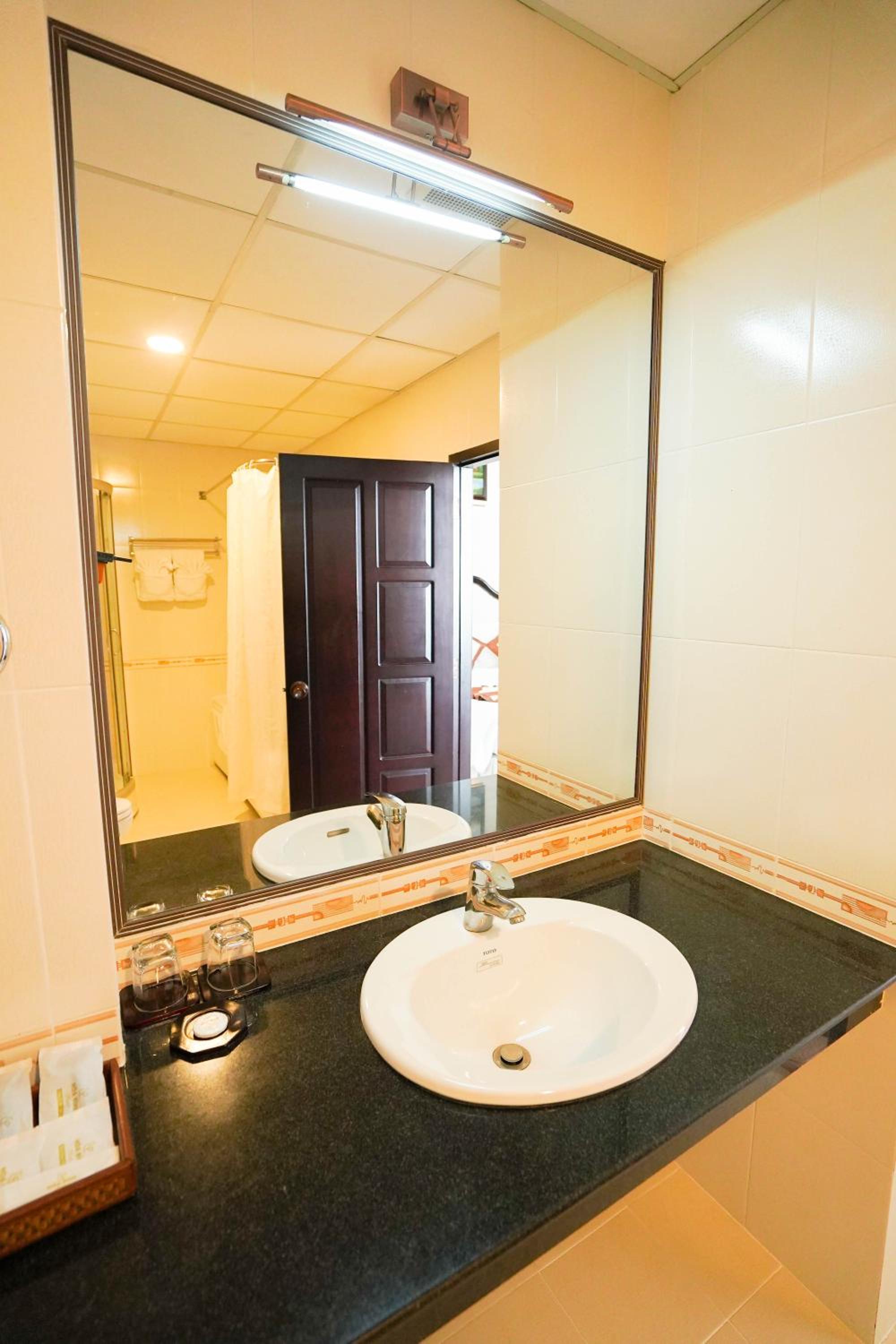 Standard Double or Twin Room - Photo 8