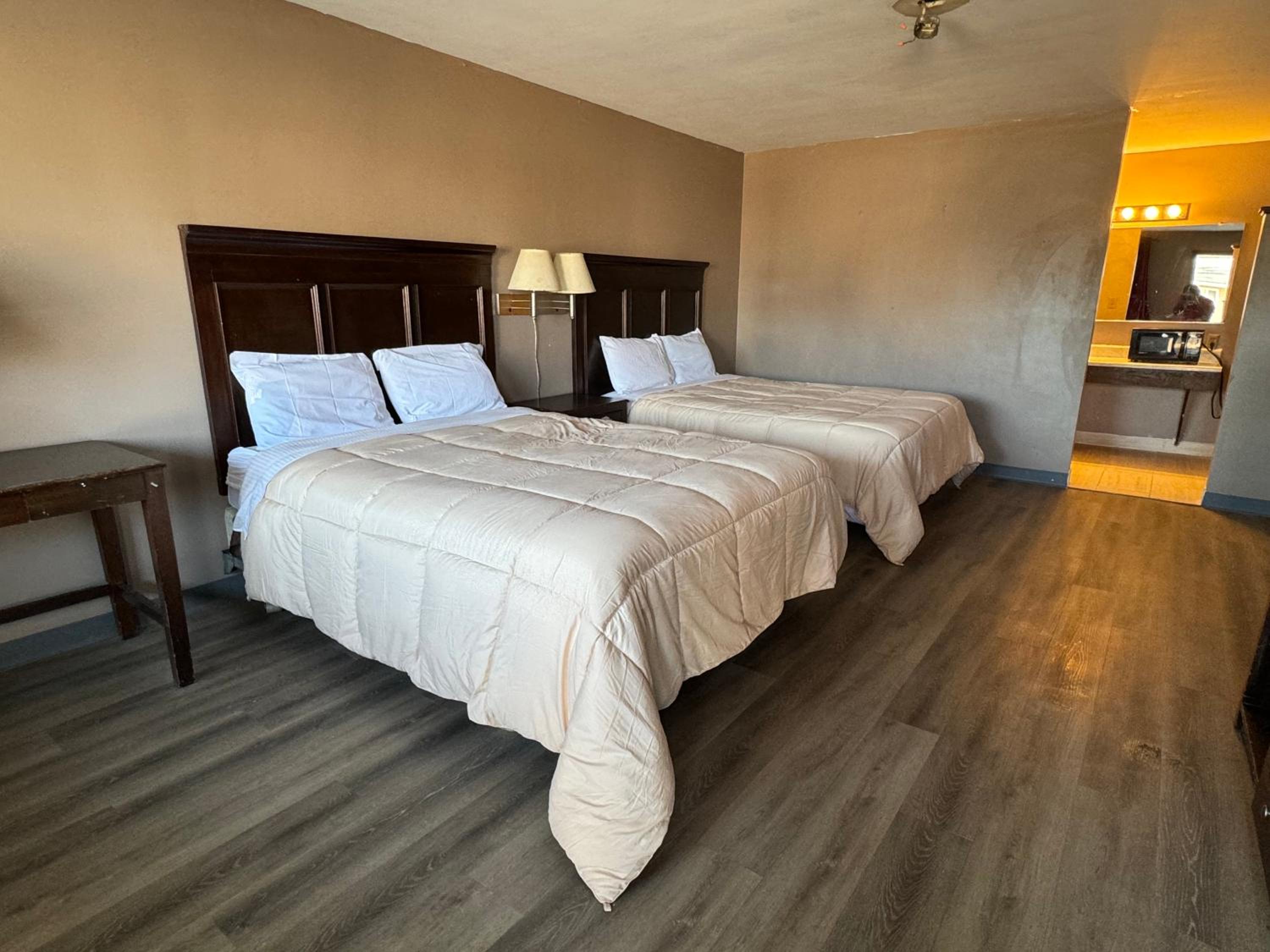 Queen Room photo 2