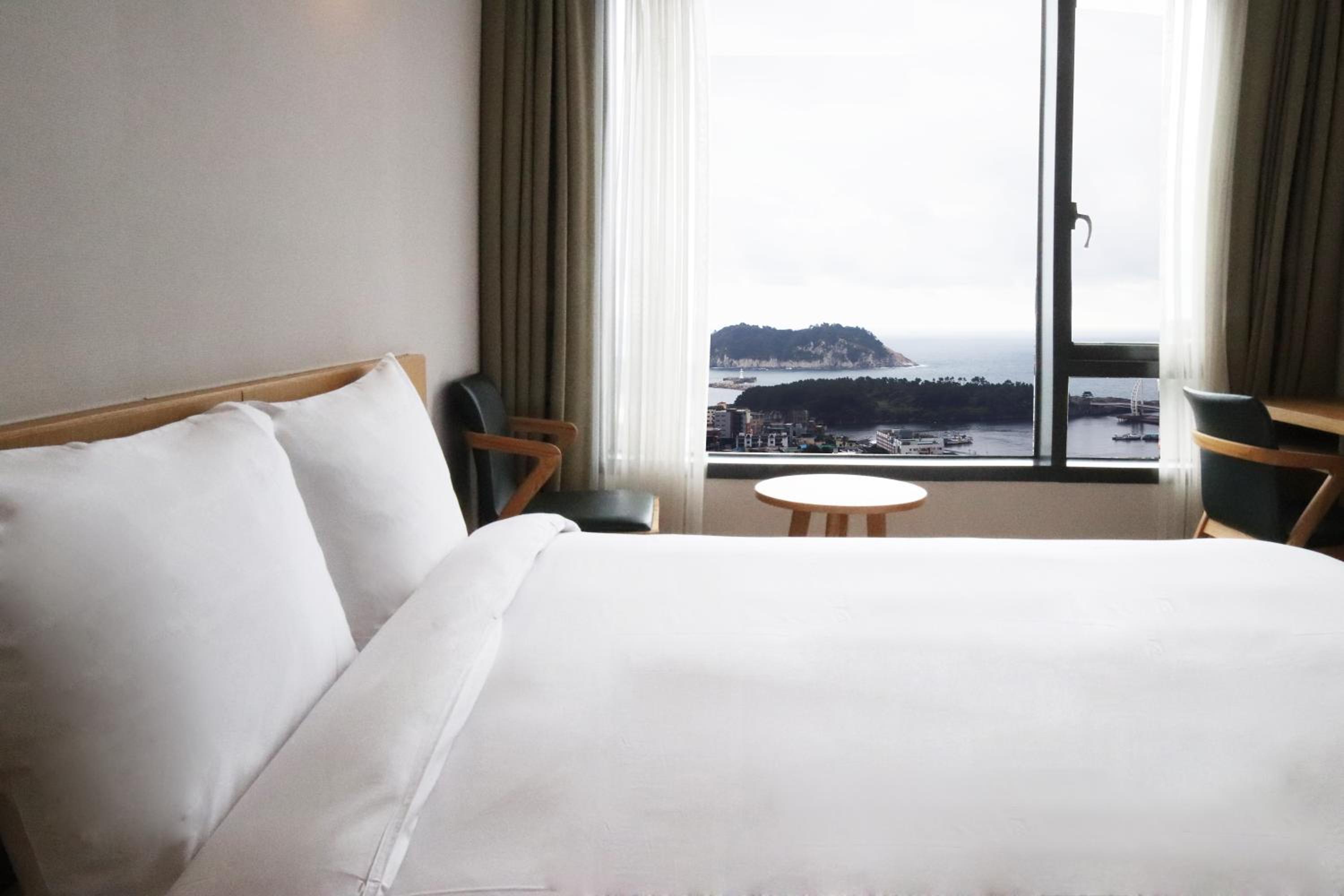 Deluxe Twin Room with Sea View - Photo 2