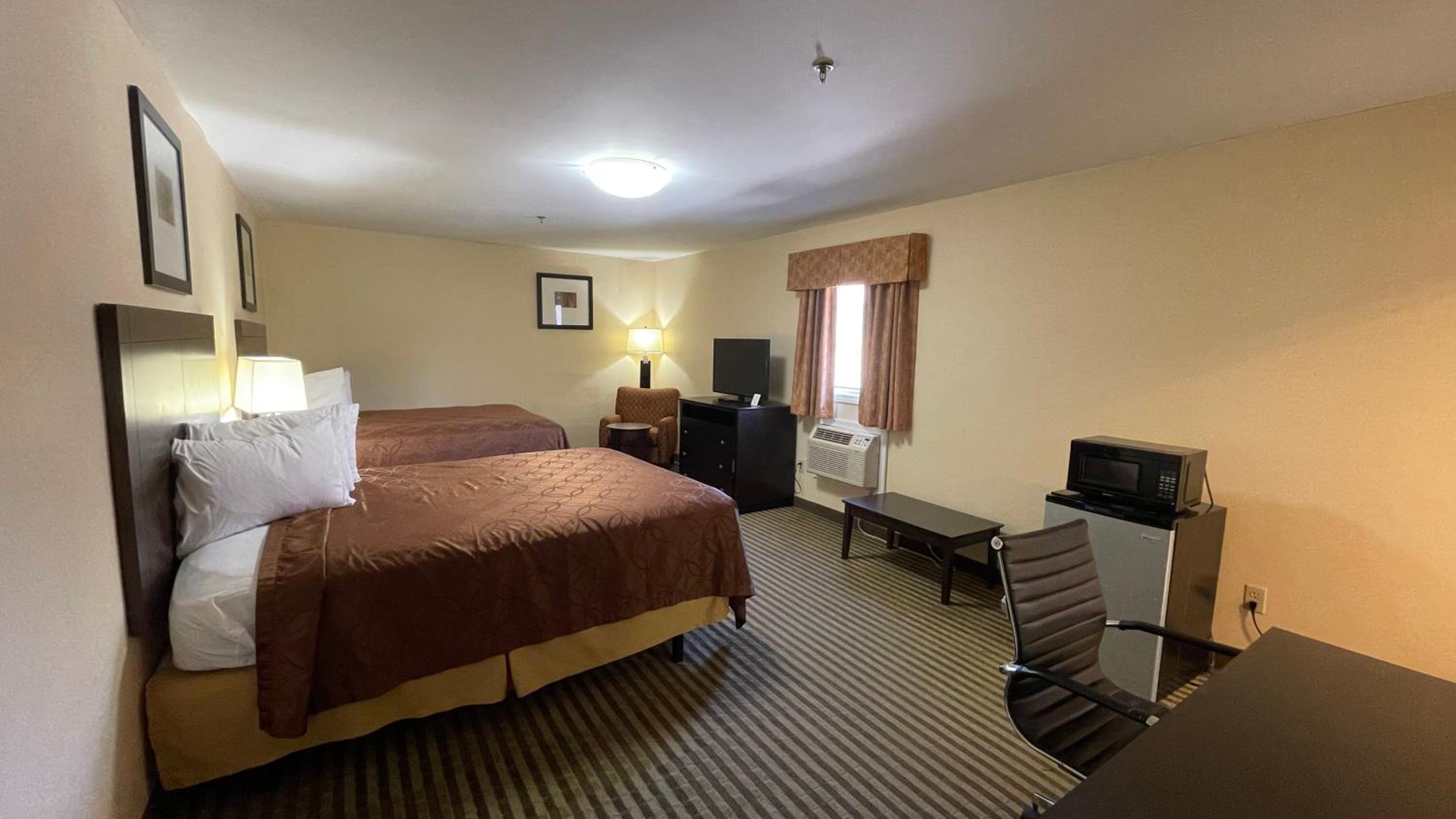 Deluxe Queen Room with Two Queen Beds photo 3