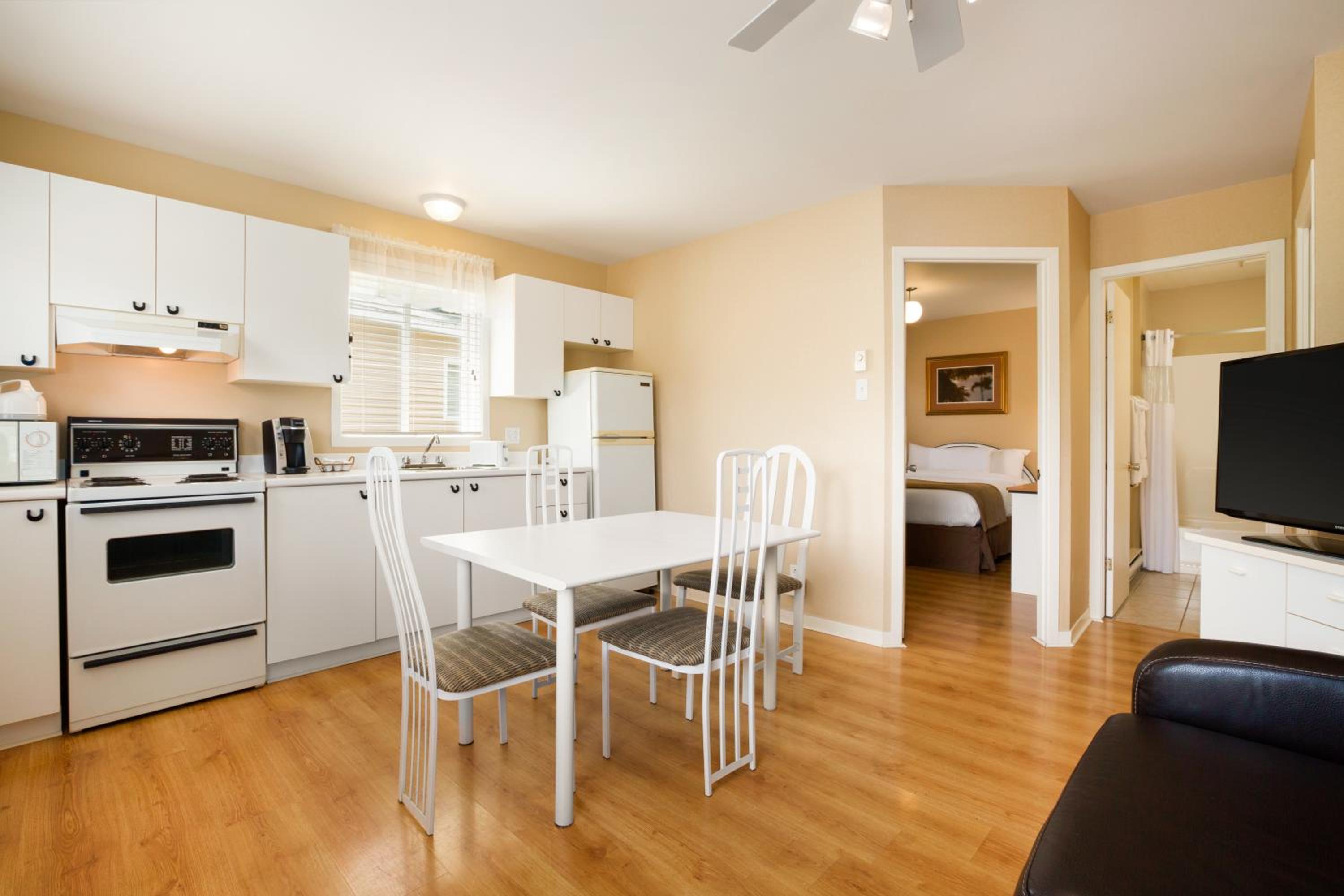 Cottage with One Queen Bed, Sofa Bed and Kitchen - Non-Smoking