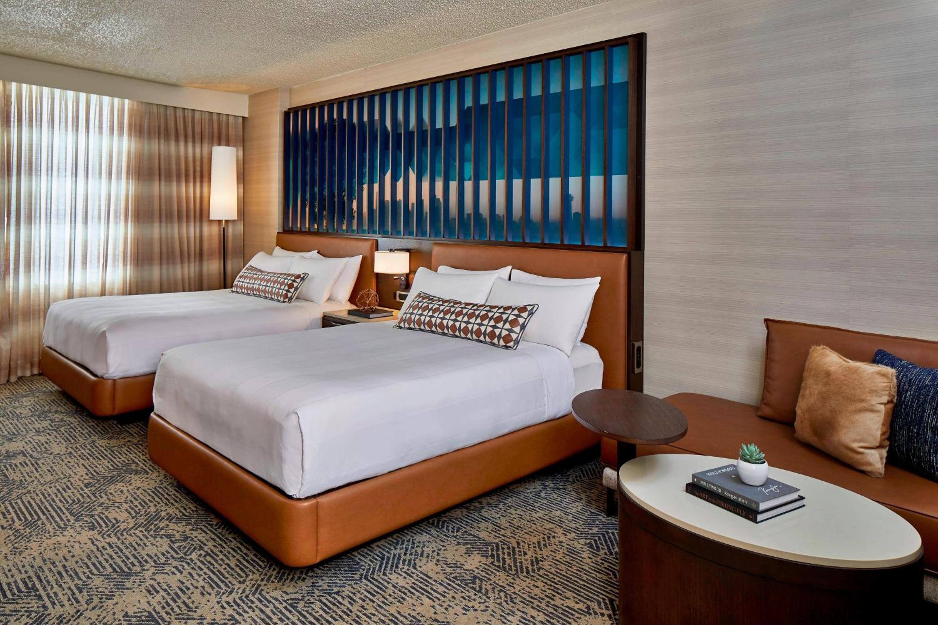 Queen Guest Room with Two Queen Beds - Photo 4