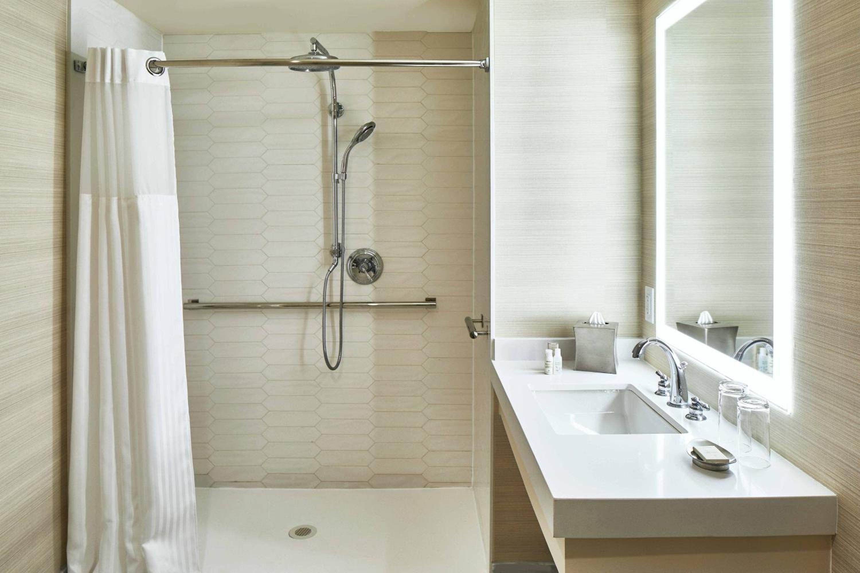 King Room with Adapted Tub - Mobility Accessible - Photo 7