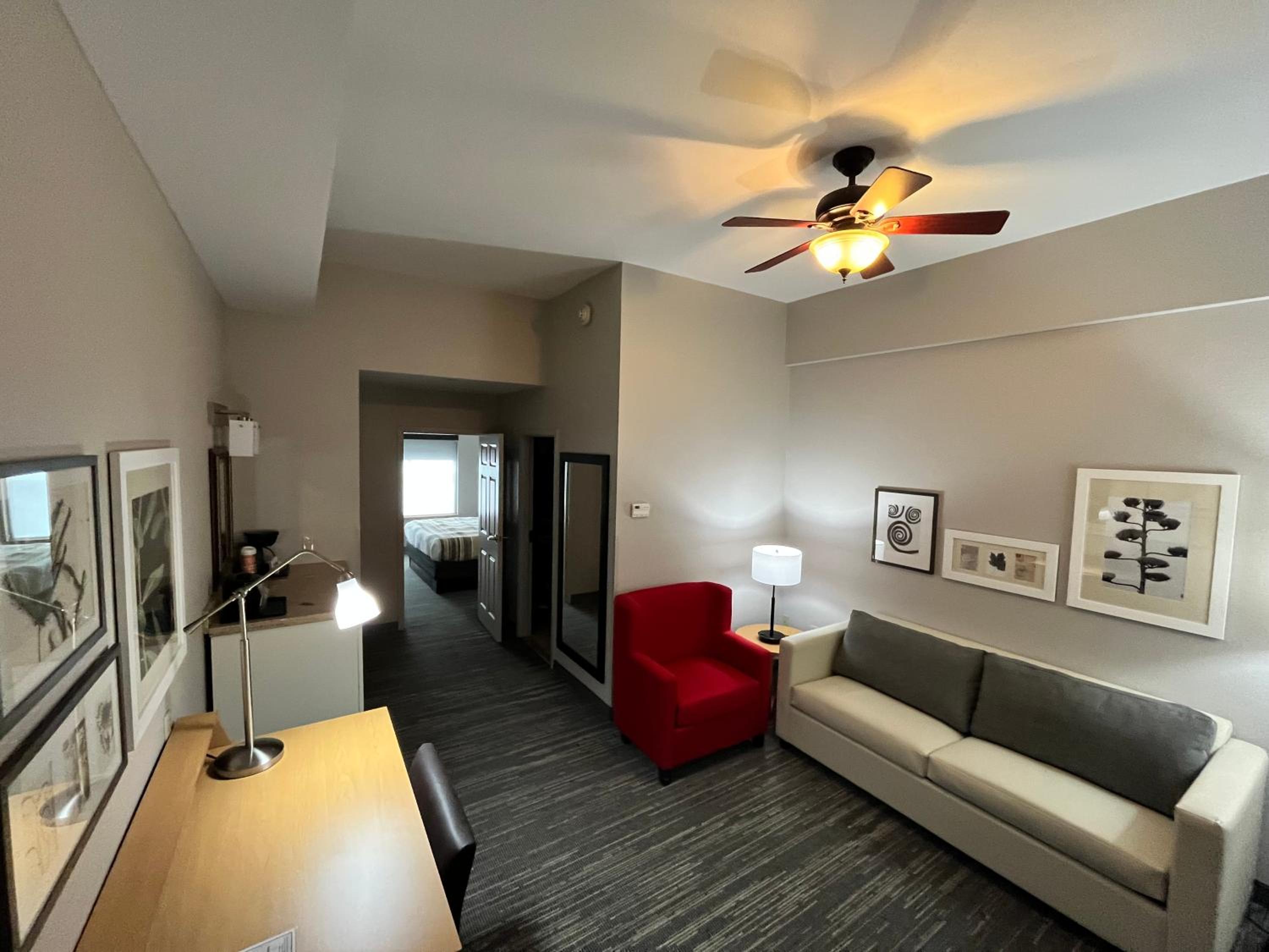 One-Bedroom King Suite- Non-Smoking - Photo 4