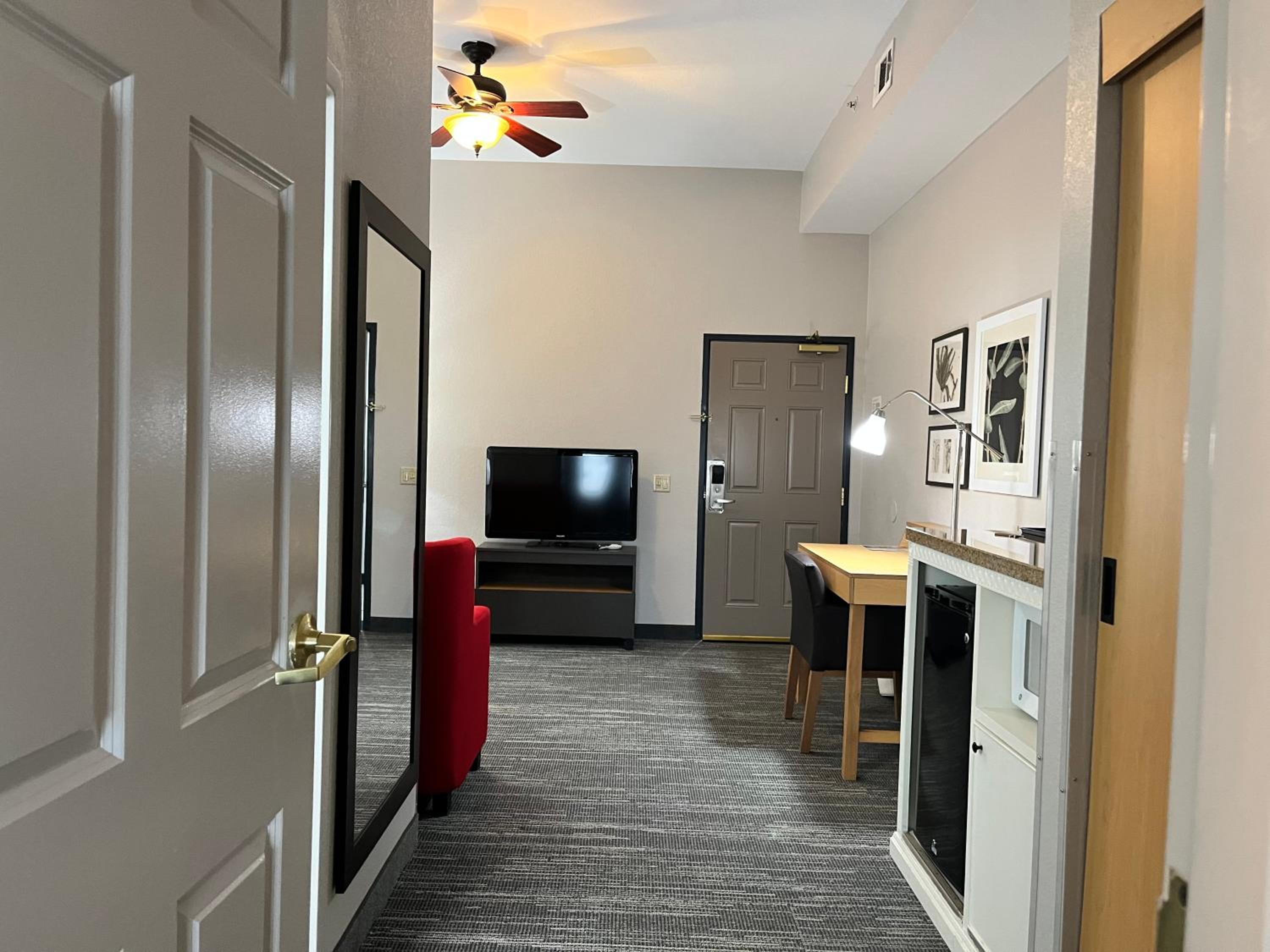 One-Bedroom King Suite- Non-Smoking - Photo 3