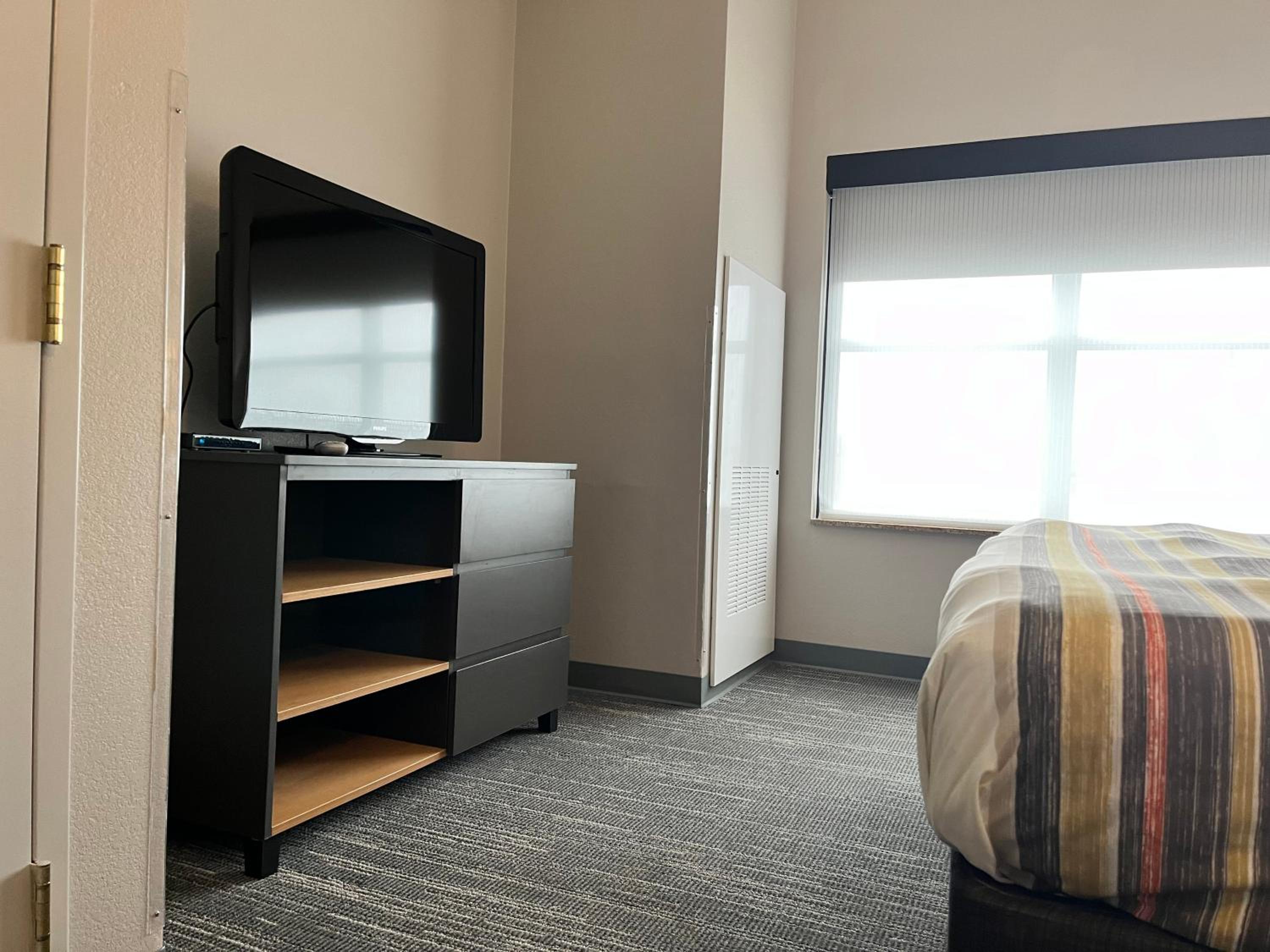 One-Bedroom King Suite- Non-Smoking - Photo 5