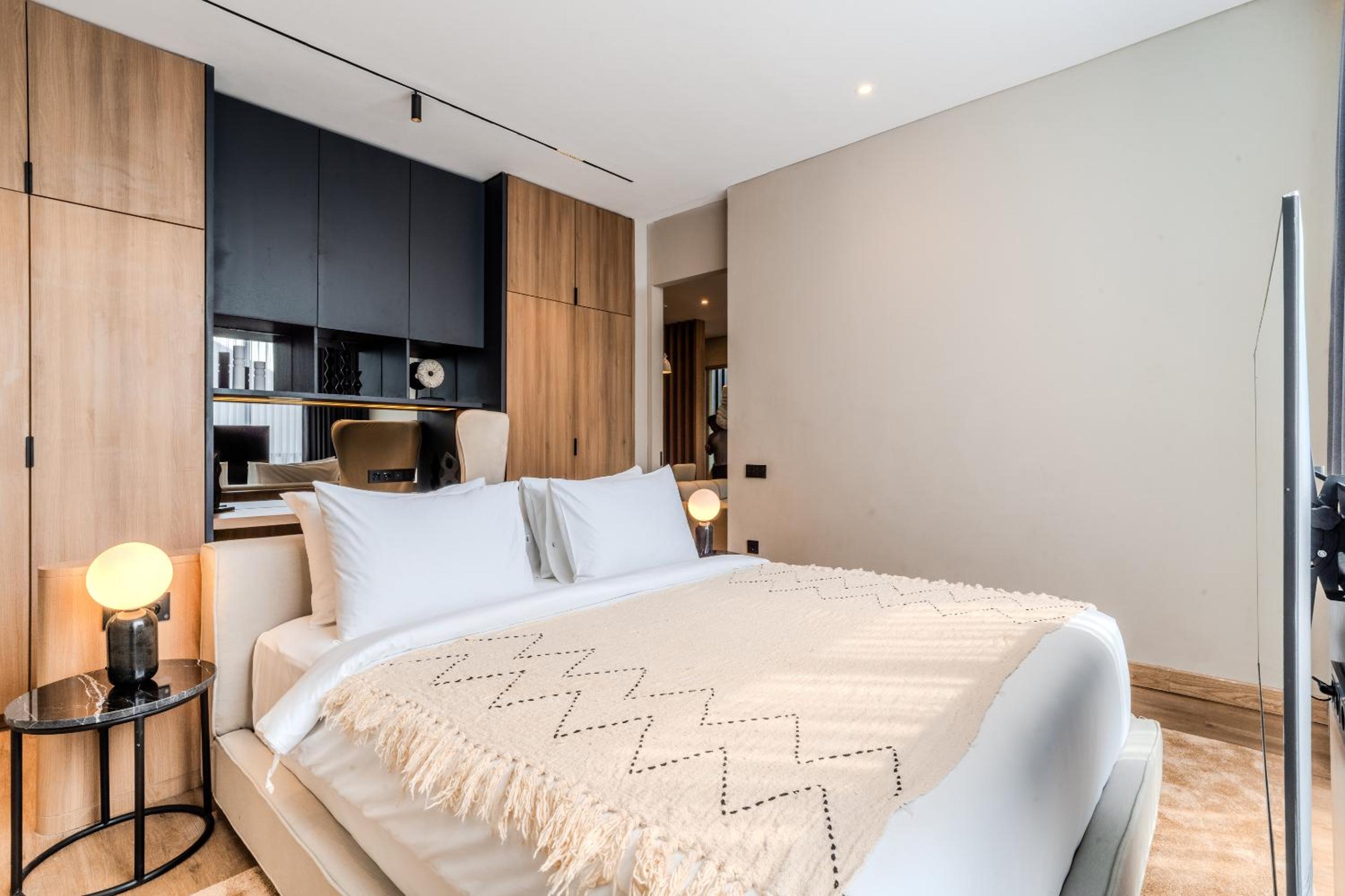 Two-bedroom Apartment 2 with Tub - Photo 6