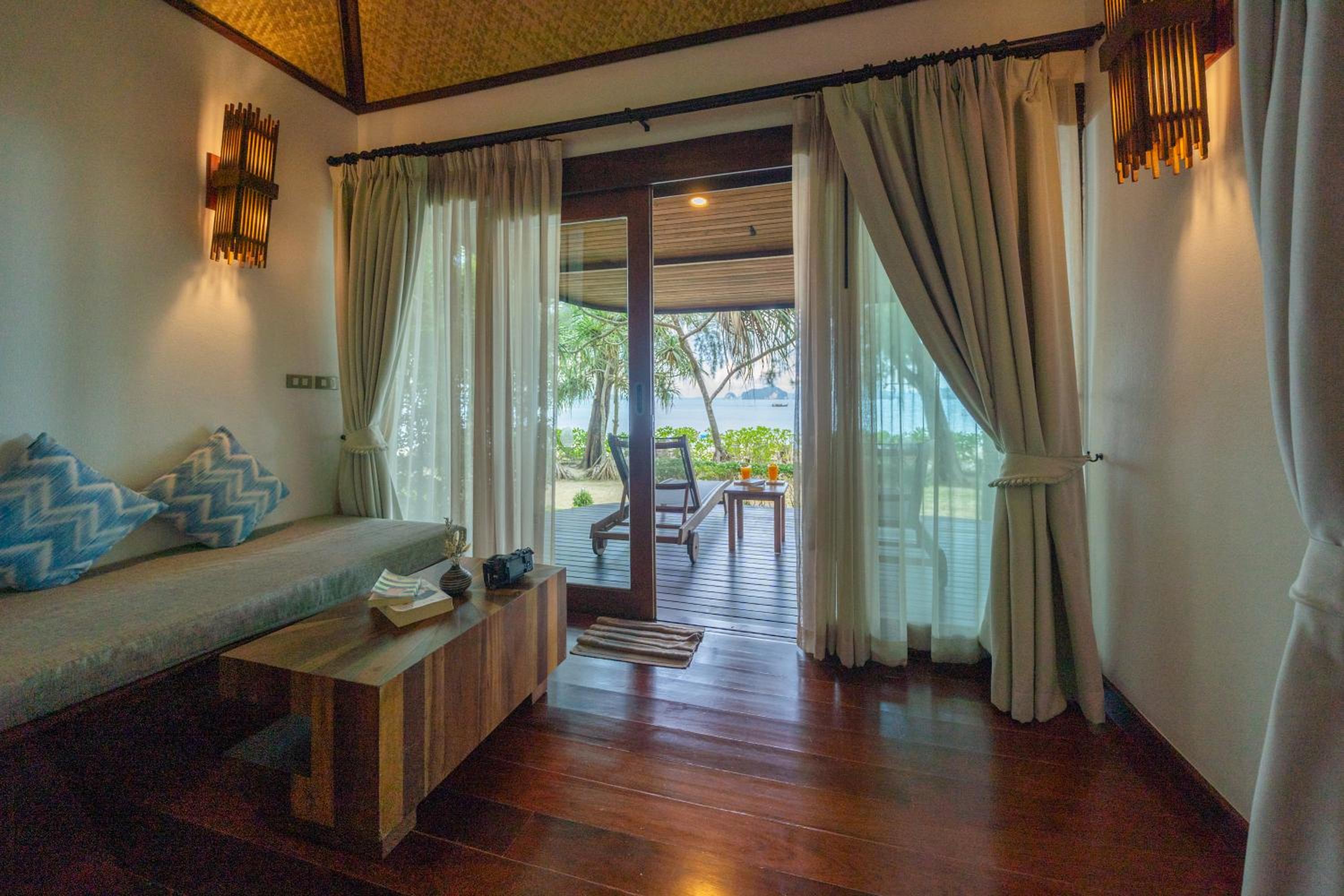 Deluxe Beach Front Cottage - Photo 10