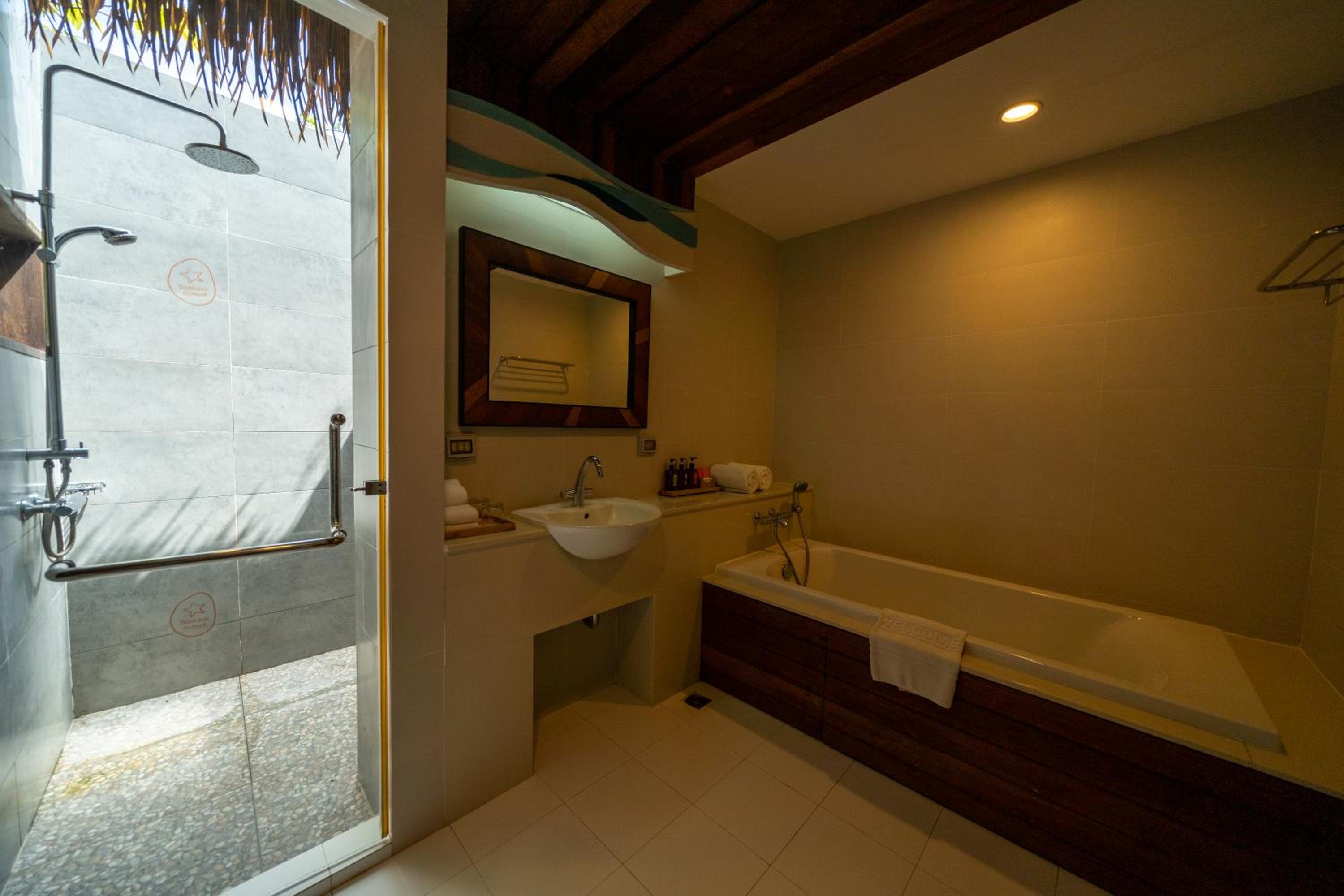 Deluxe Beach Front Cottage - Photo 8