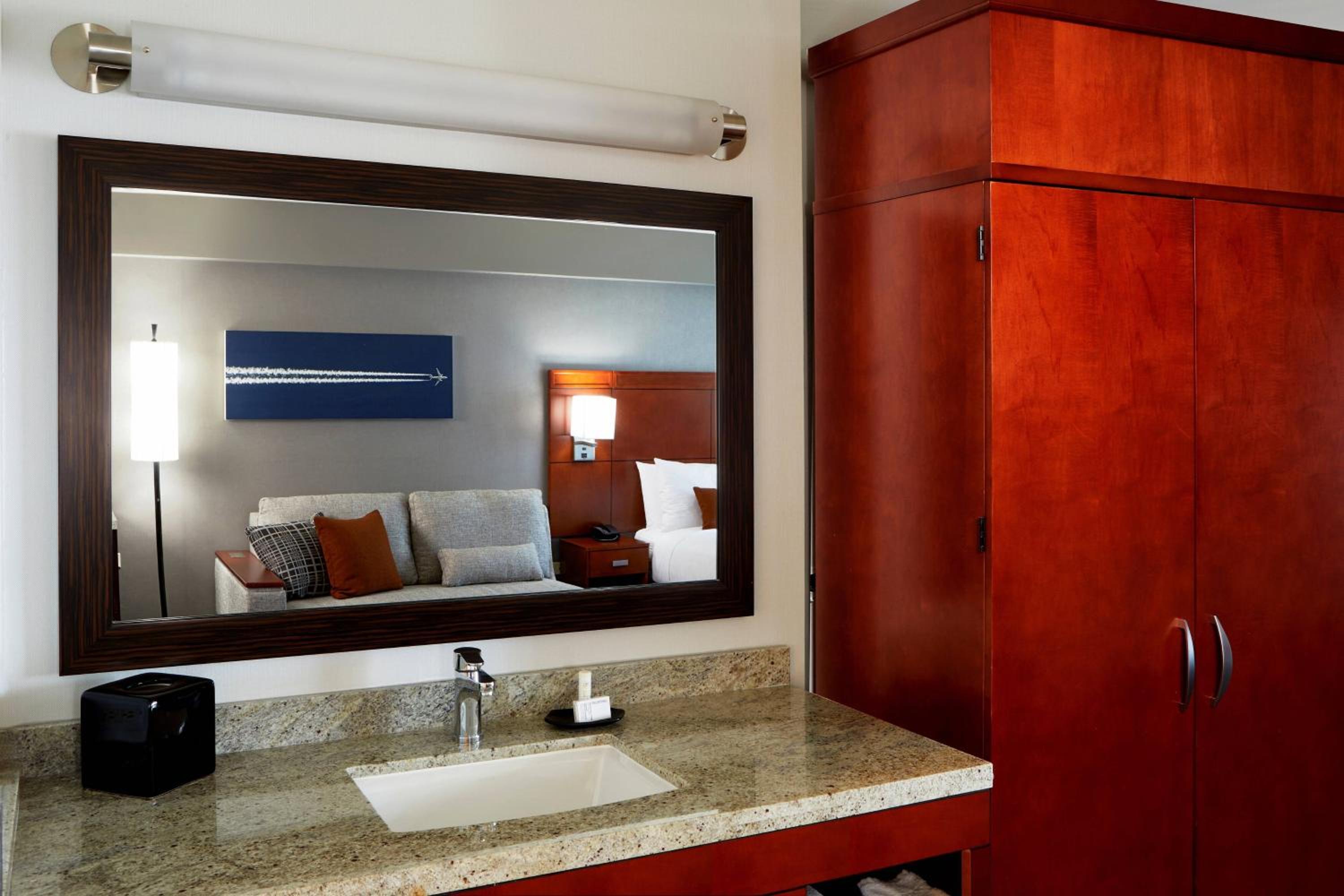 King Room with Sofa Bed - Hearing Accessible photo 3