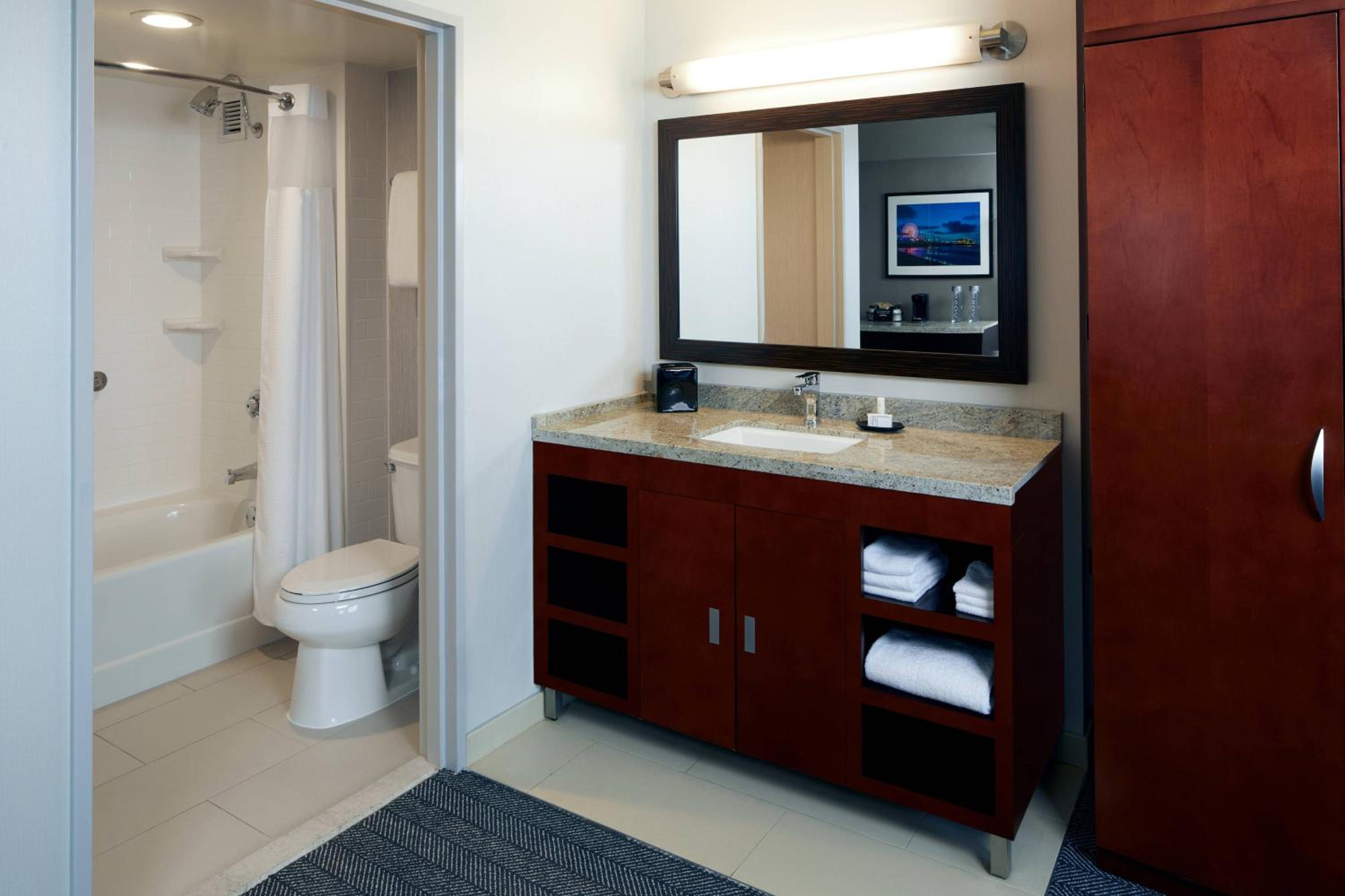 King Room with Bathtub and Sofa Bed - Mobility Access photo 2