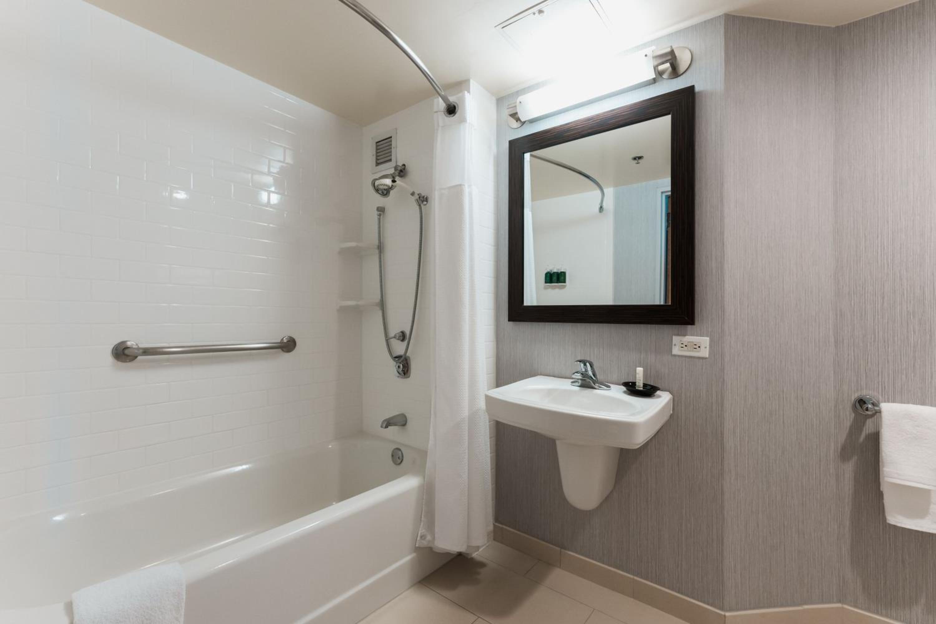King Room with Sofa Bed - Hearing Accessible photo 2