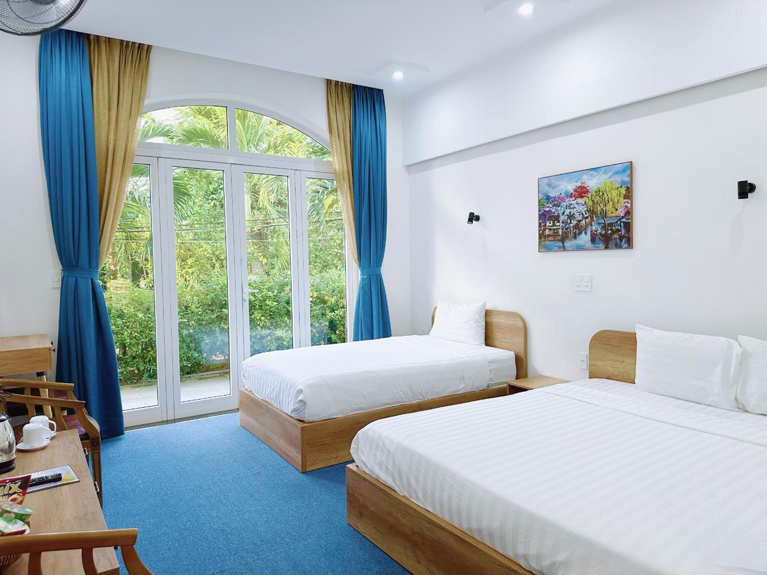 Family Room with Garden View - Photo 1