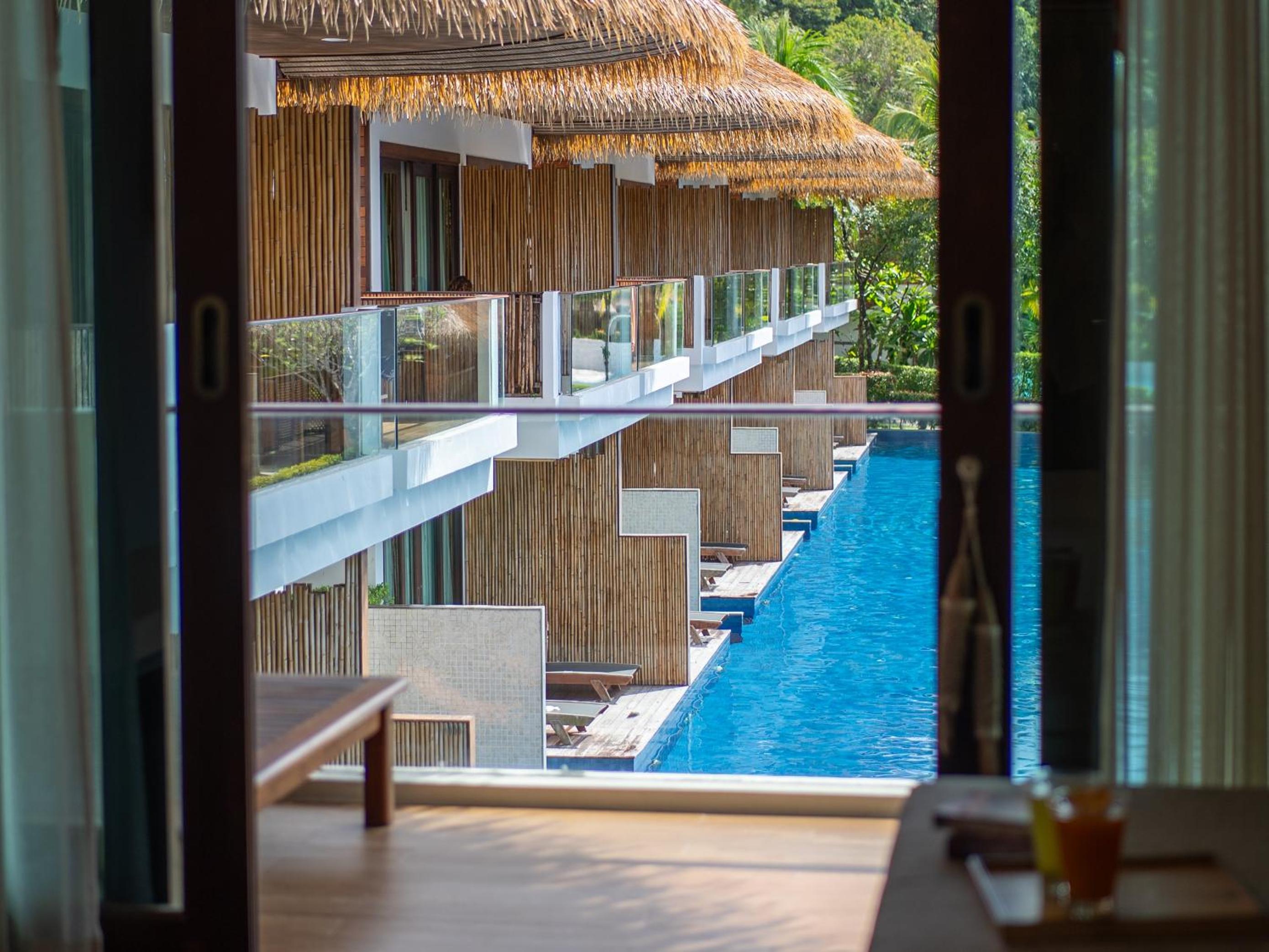 Deluxe Pool View - Photo 5