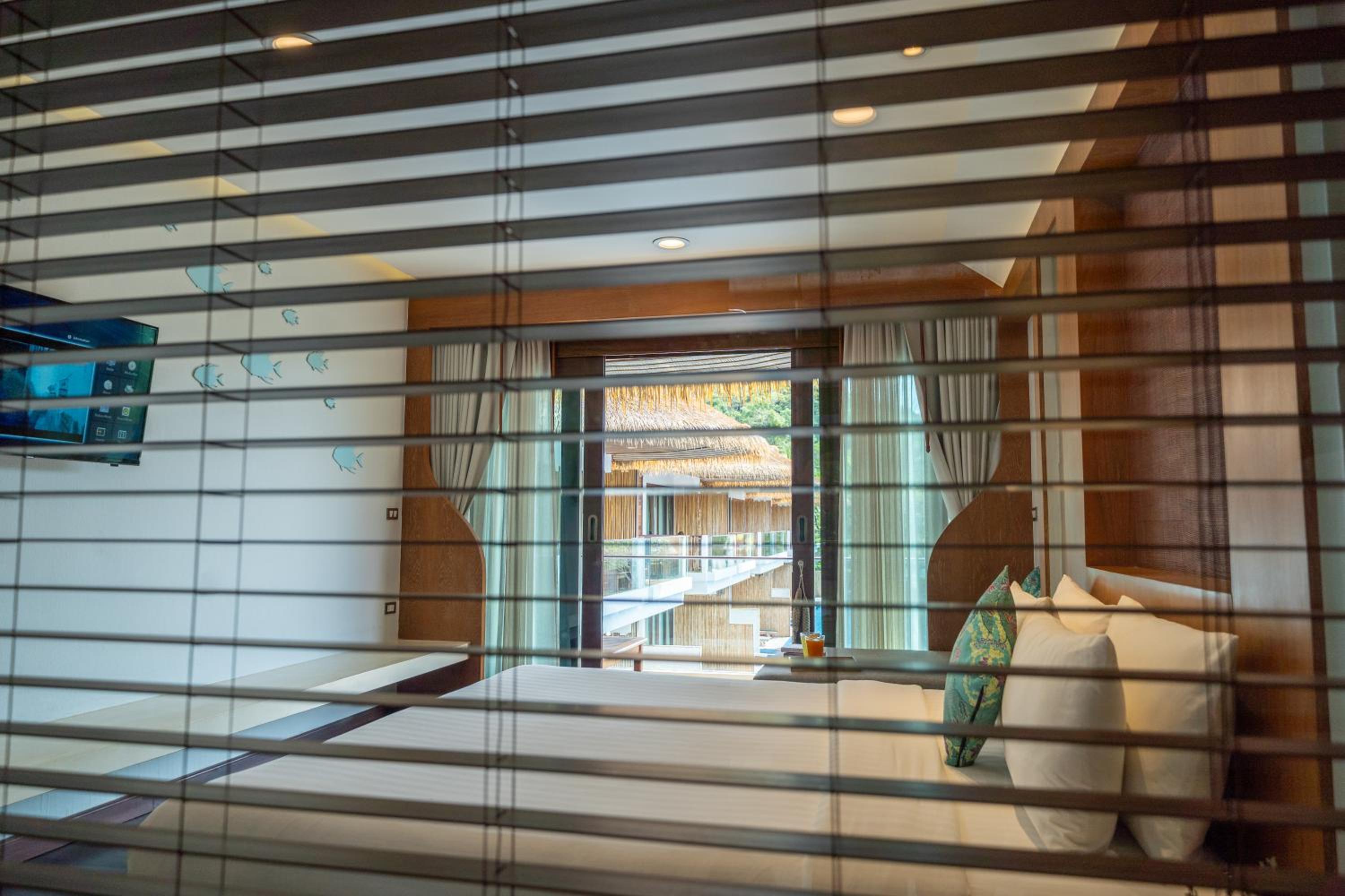 Deluxe Pool View - Photo 12