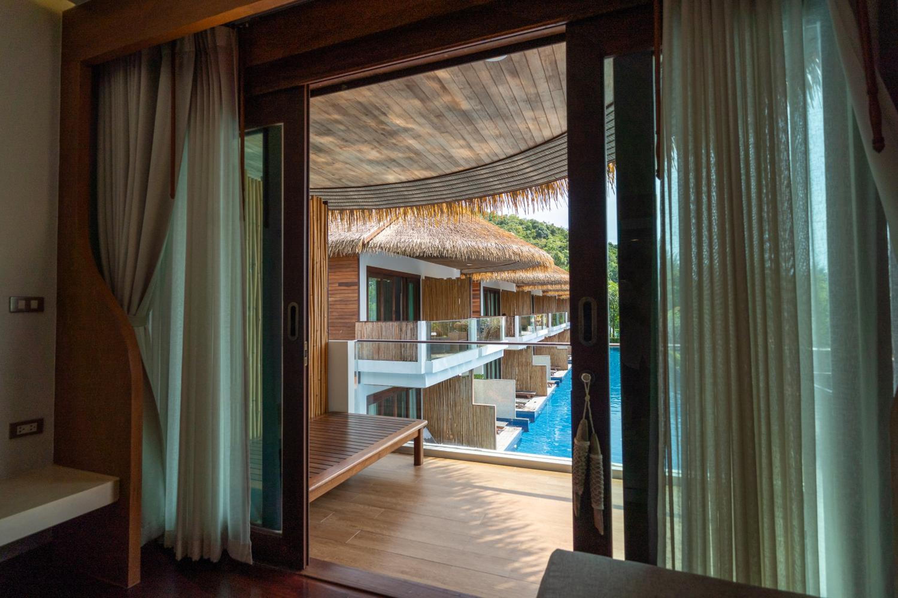 Deluxe Pool View - Photo 4