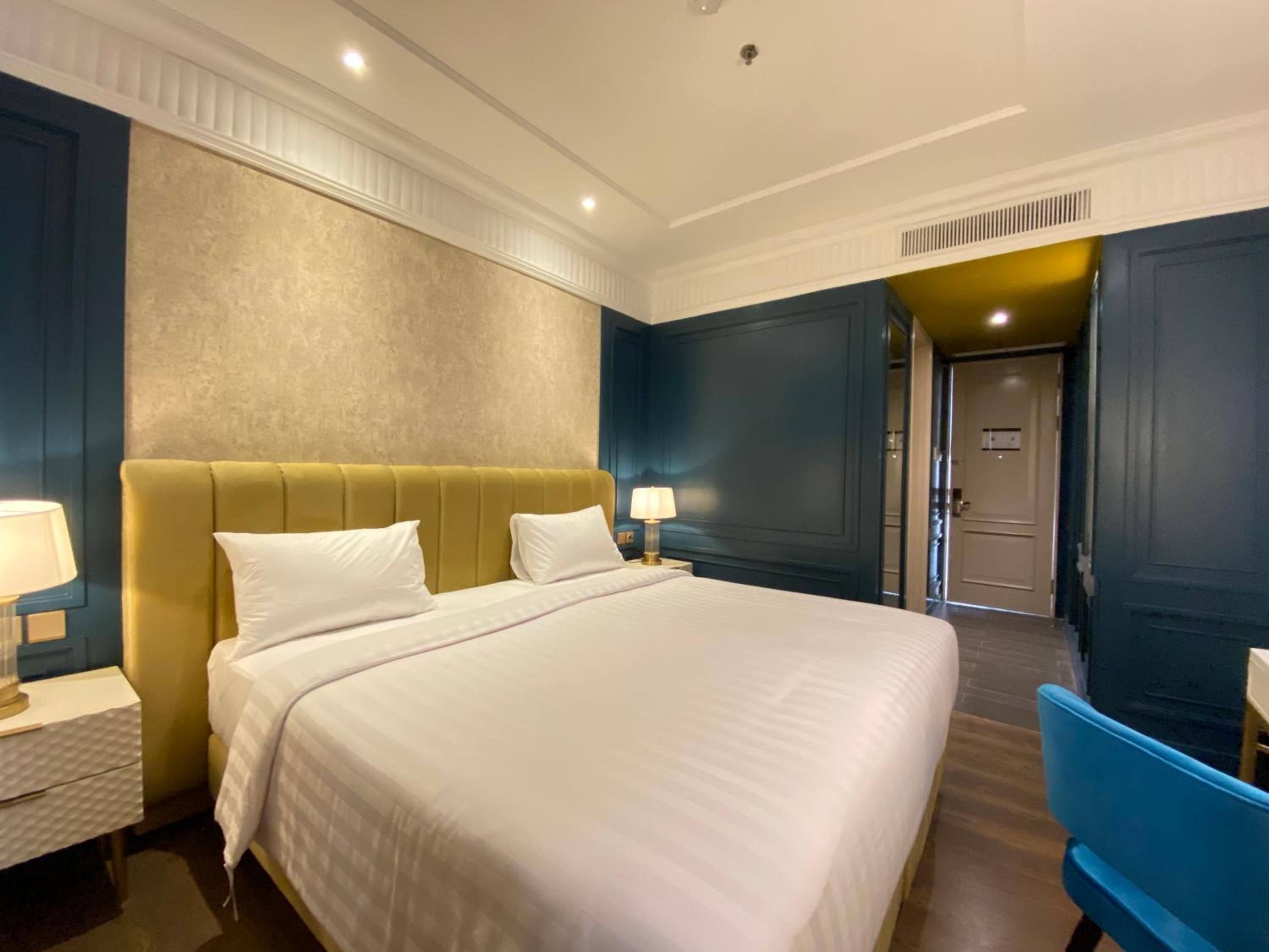 Superior King Room - Photo 7