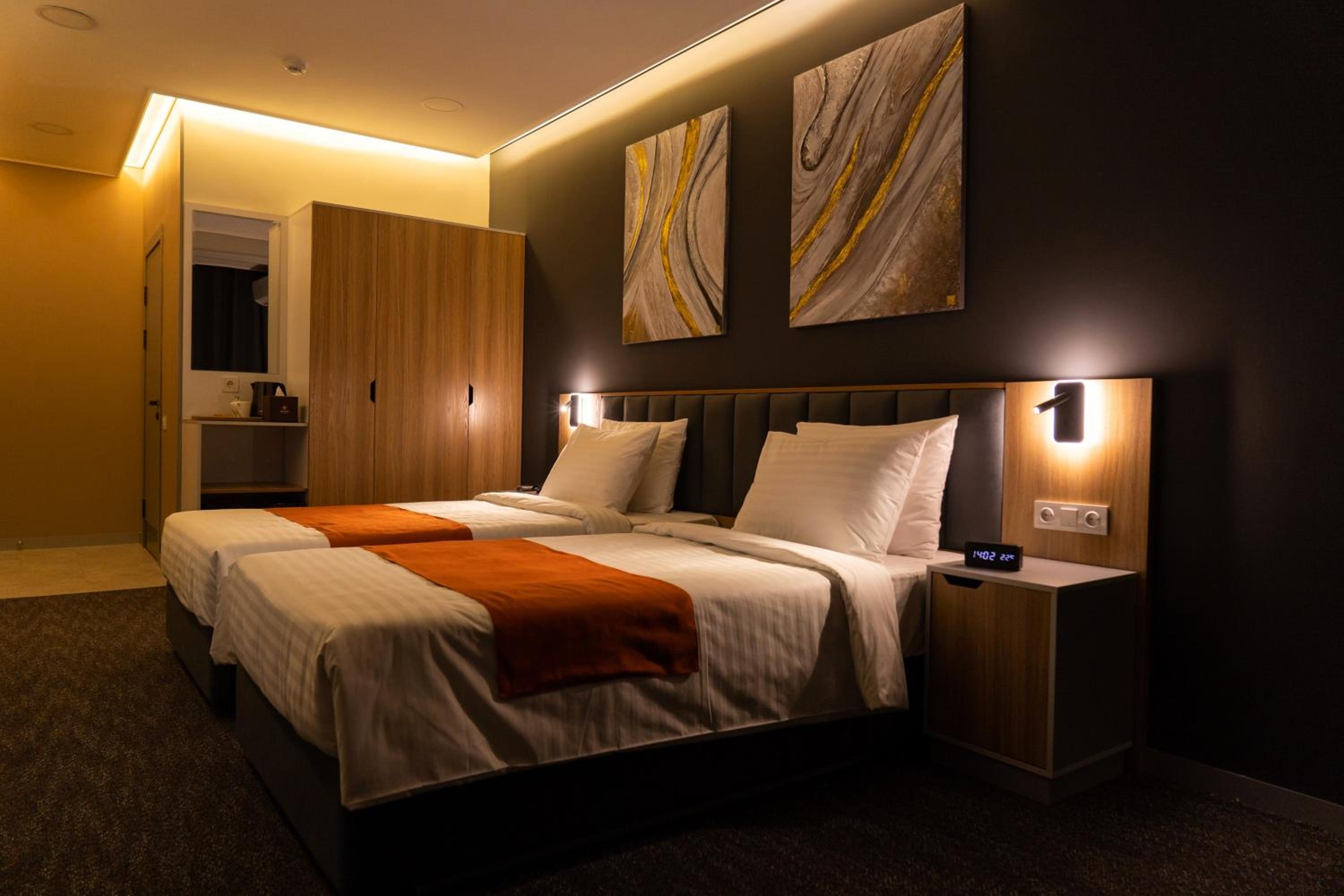 Deluxe Double Room with Balcony photo 3