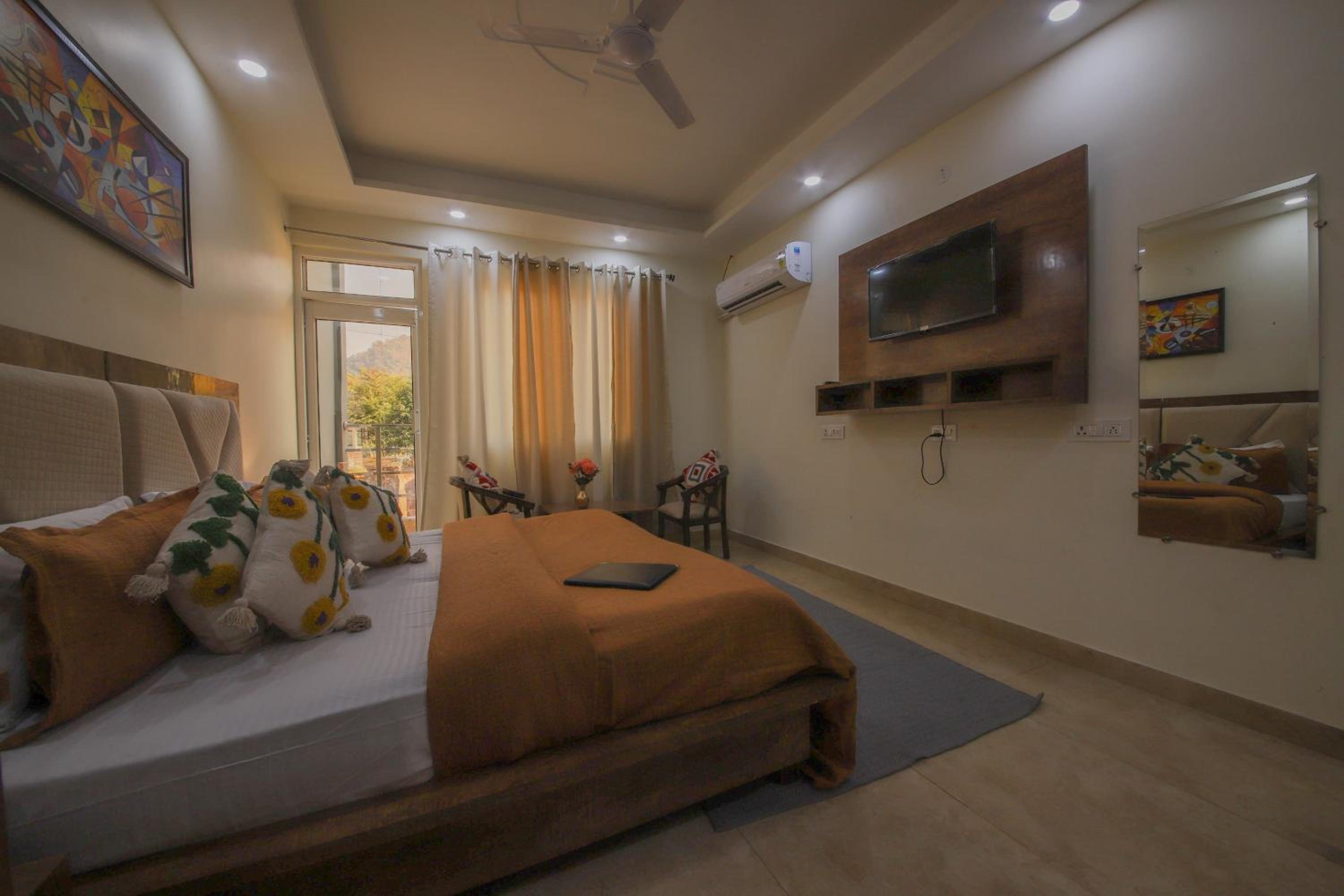 Deluxe Double Room with Balcony photo 2