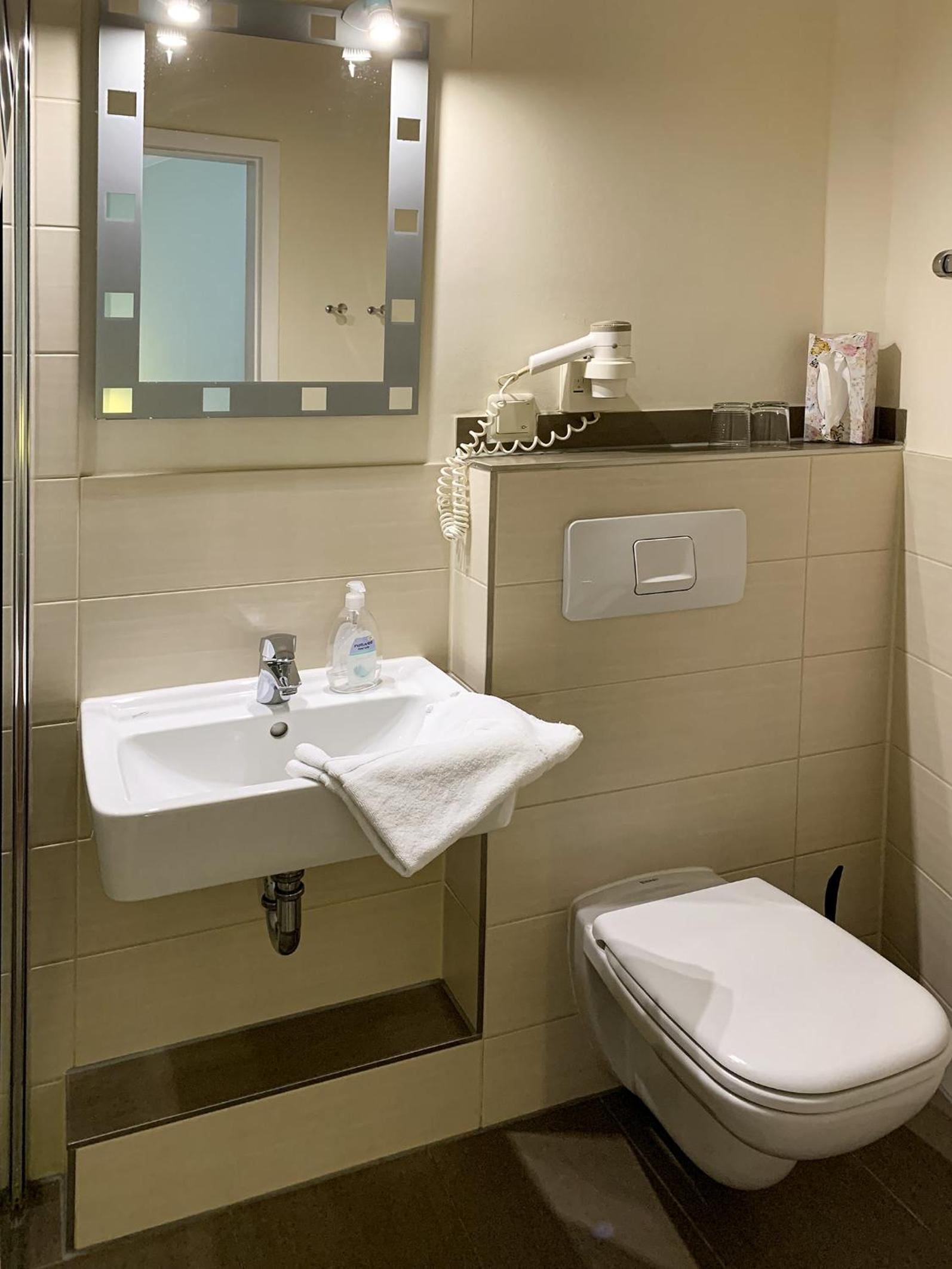 Double Room with Private Bathroom - Photo 14