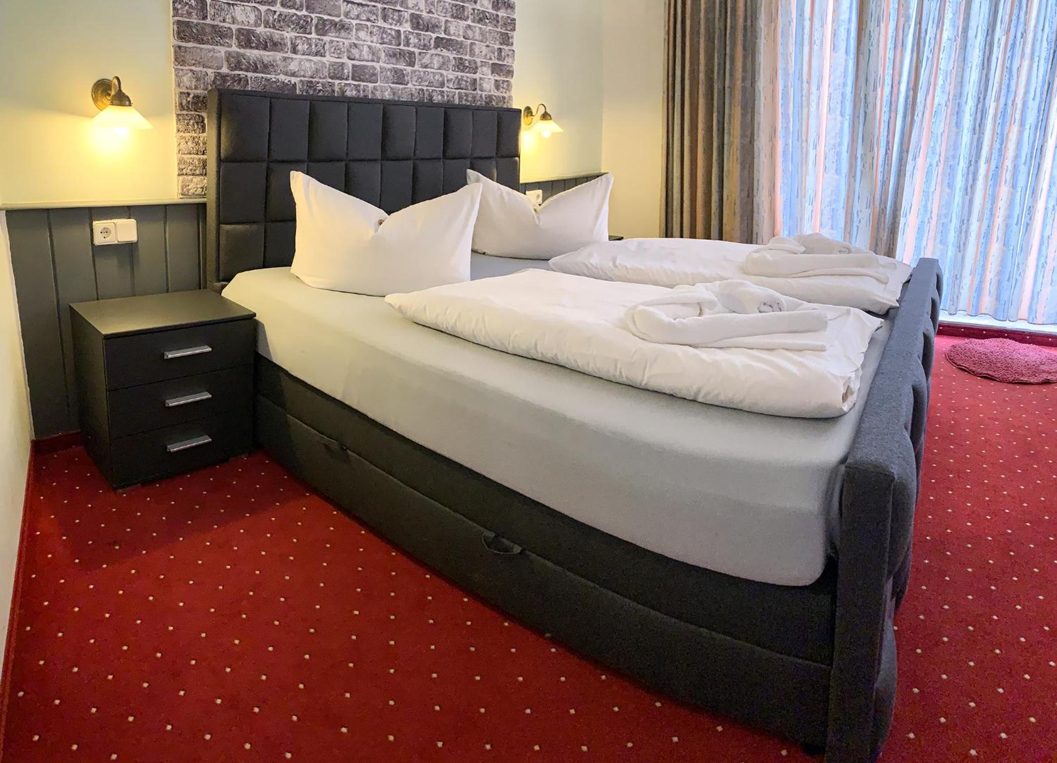 Double Room with Private Bathroom - Photo 12