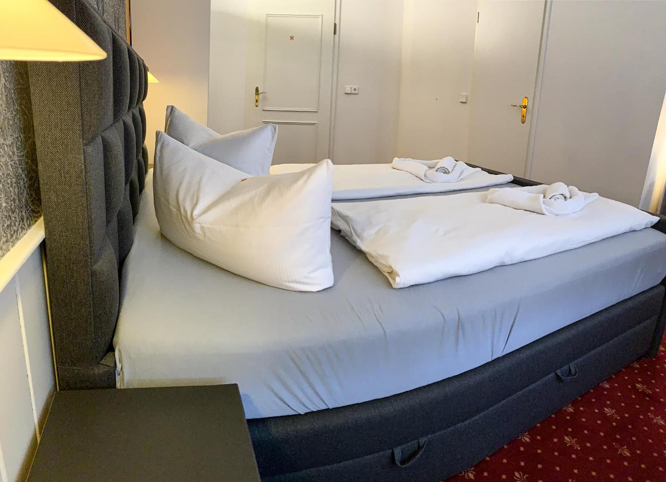 Double Room with Private Bathroom - Photo 10
