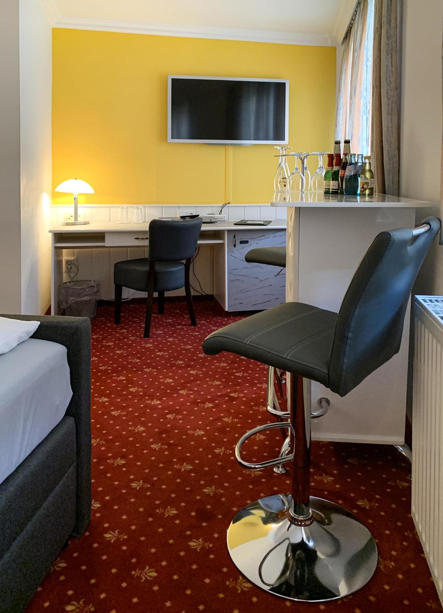Double Room with Private Bathroom - Photo 9