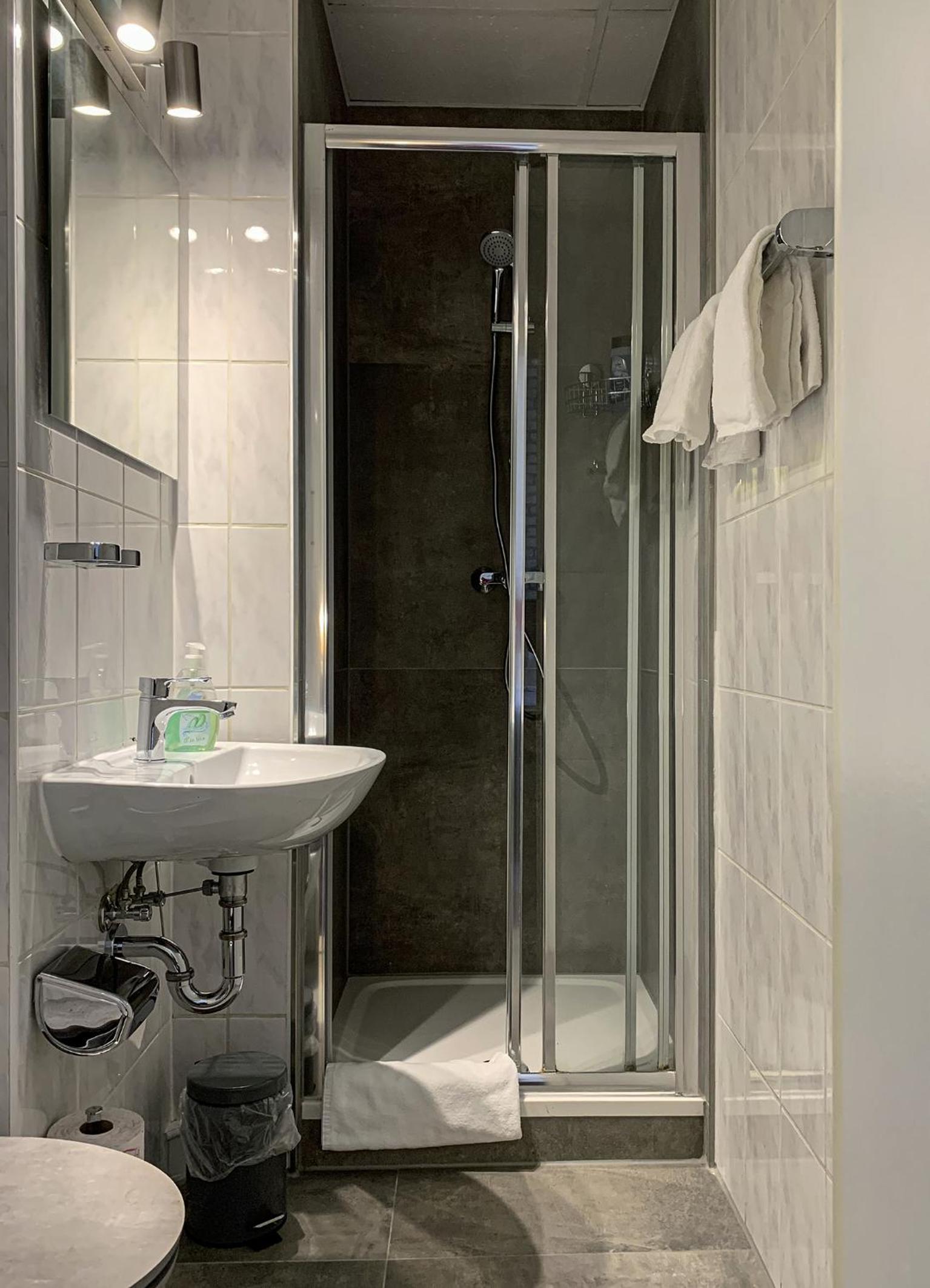 Double Room with Private Bathroom - Photo 5