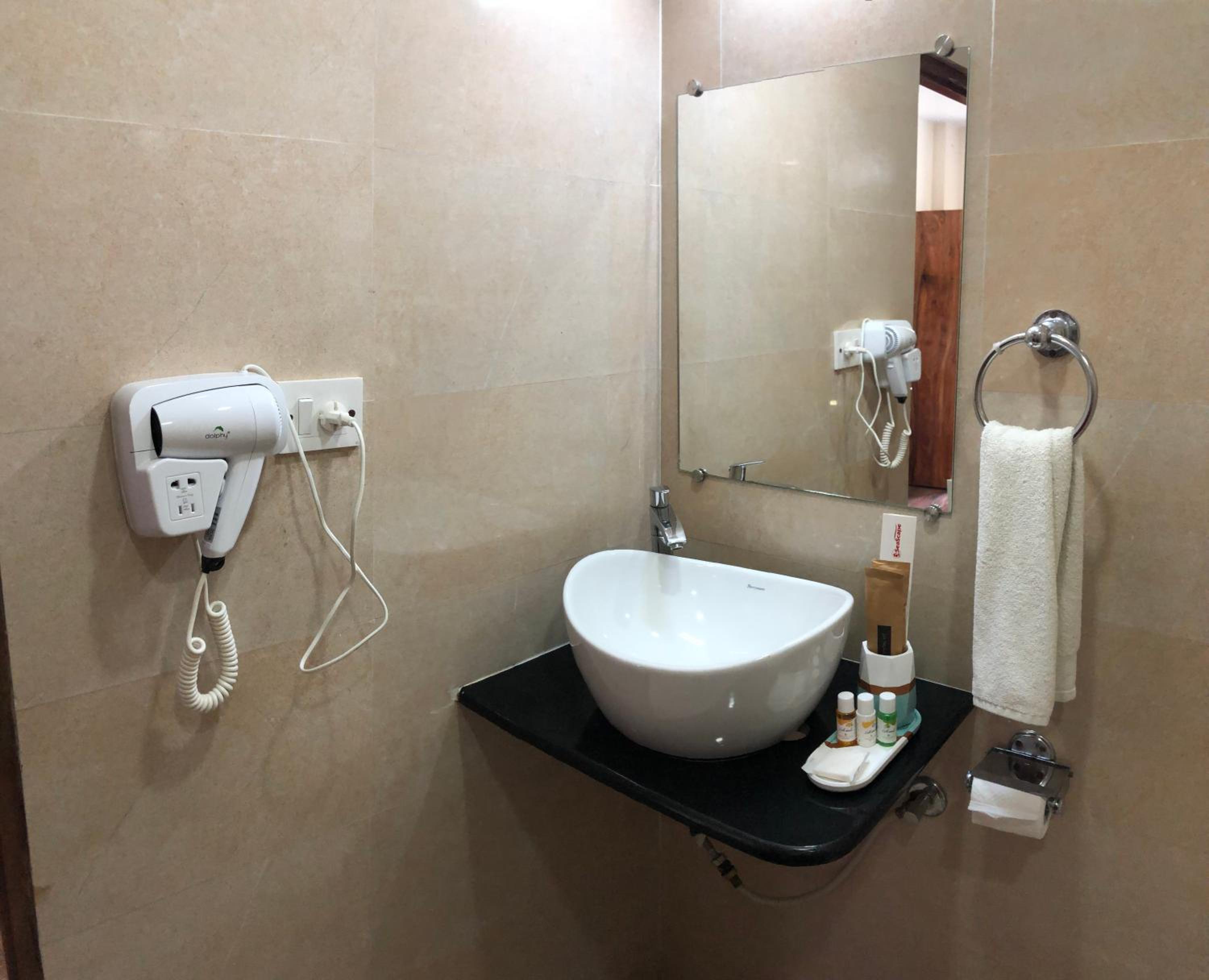 Deluxe King Room - Photo 8