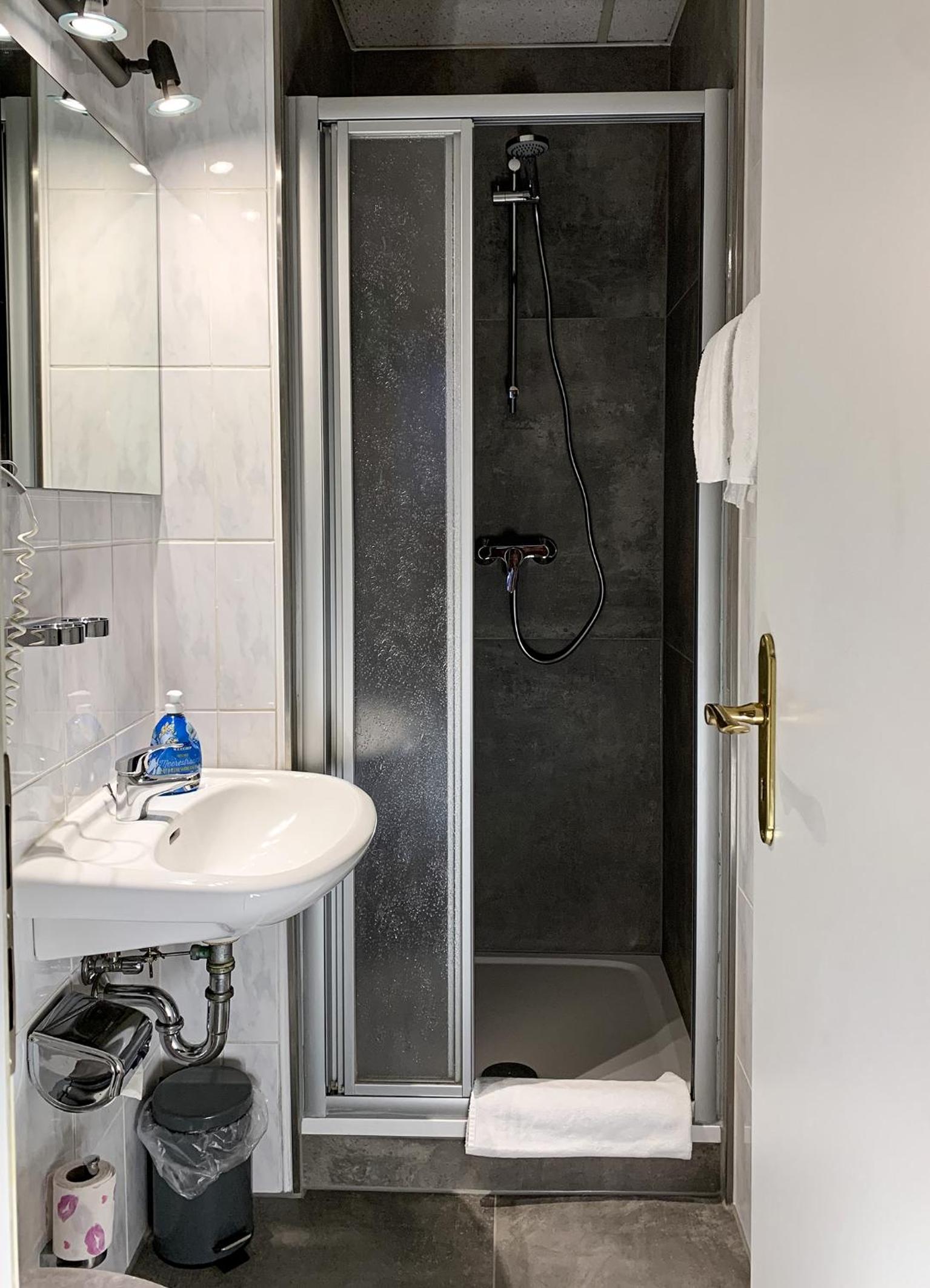 Triple Room with Private Bathroom - Photo 2