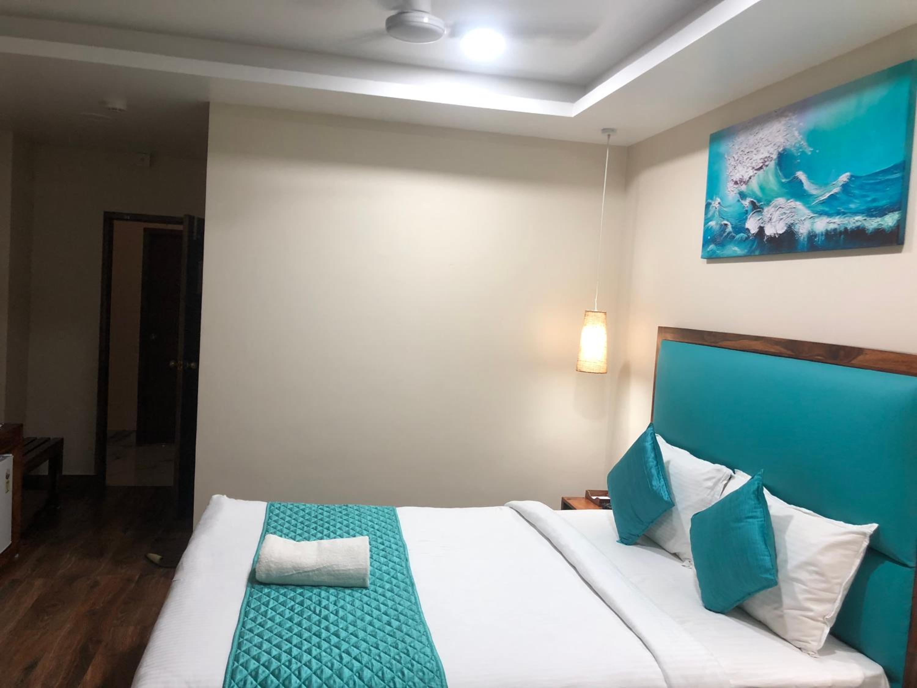Deluxe King Room - Photo 5
