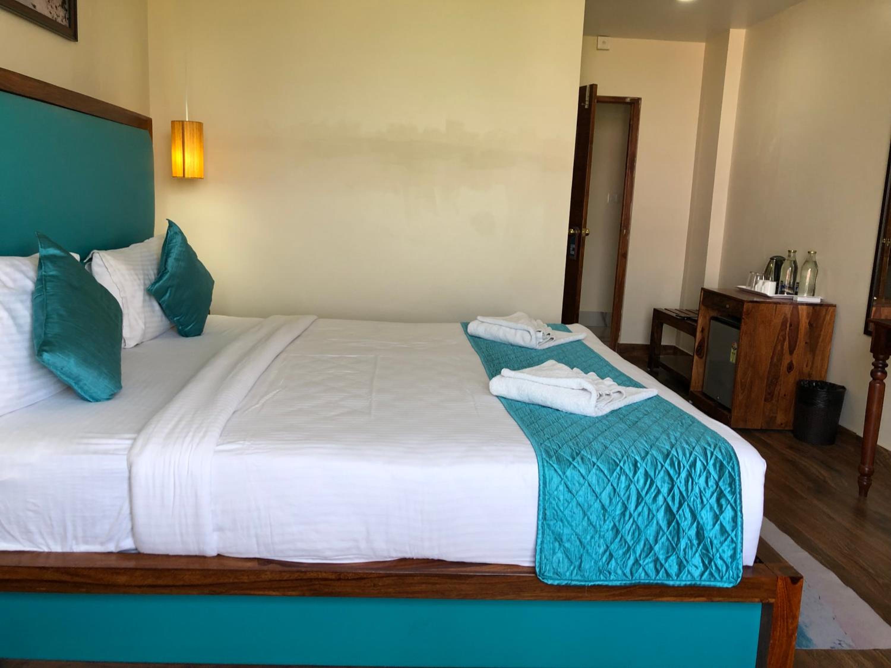 Deluxe King Room - Photo 4