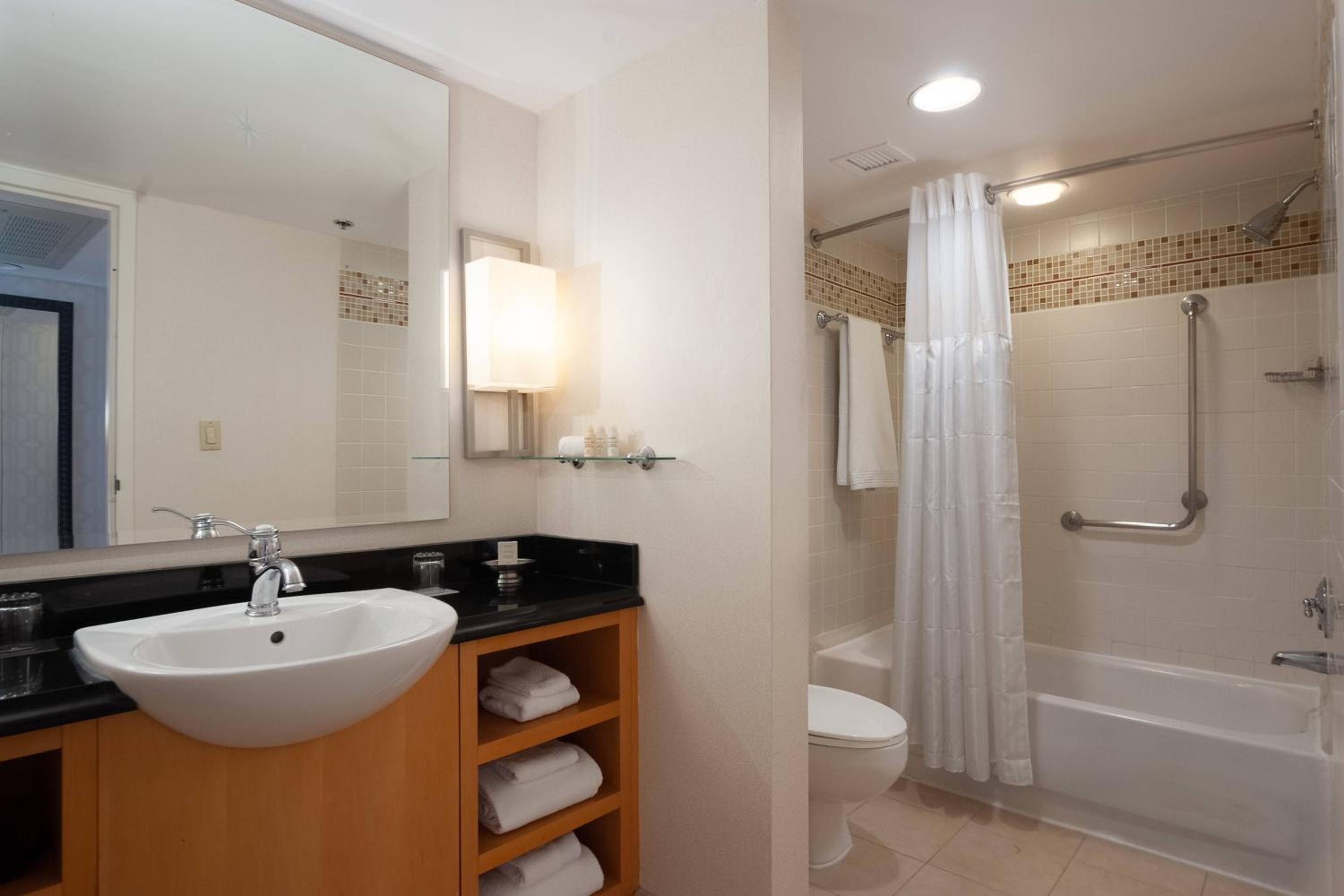 Club level, Guest room, 1 King, Top floor