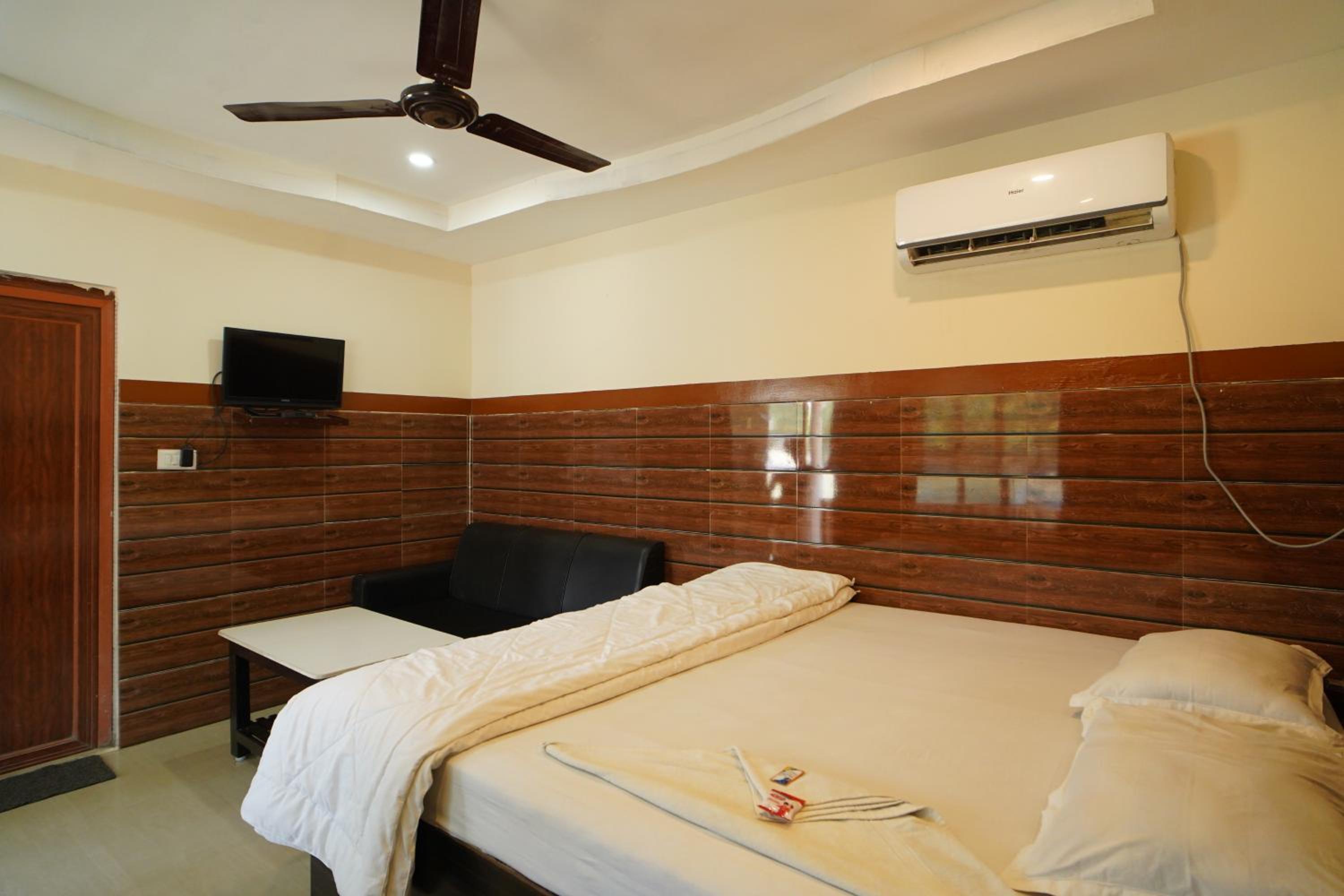 Deluxe Double Room (2 Adults + 1 Child)