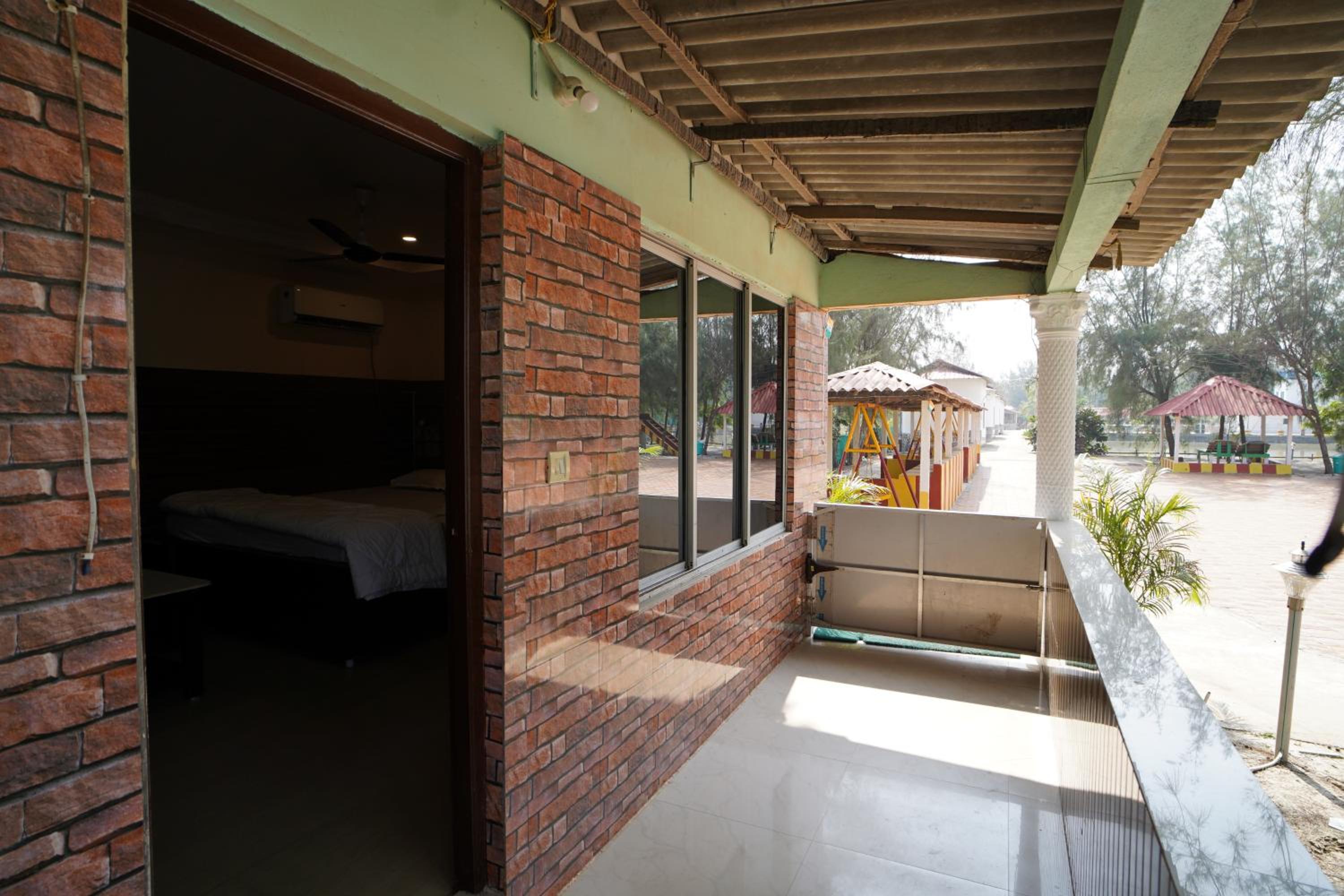 Deluxe Double Room (2 Adults + 1 Child) photo 2
