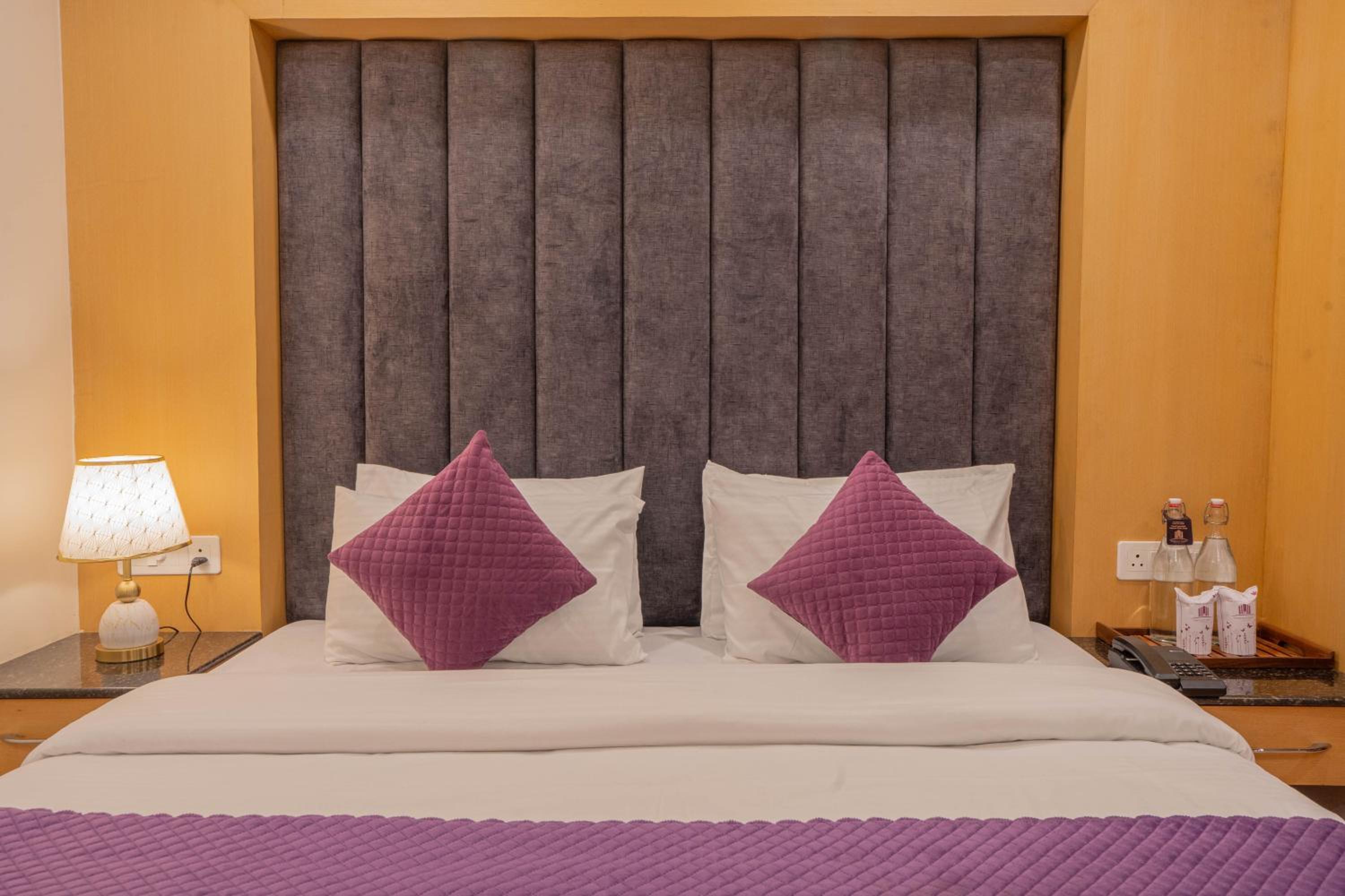Deluxe Double Room - Photo 12