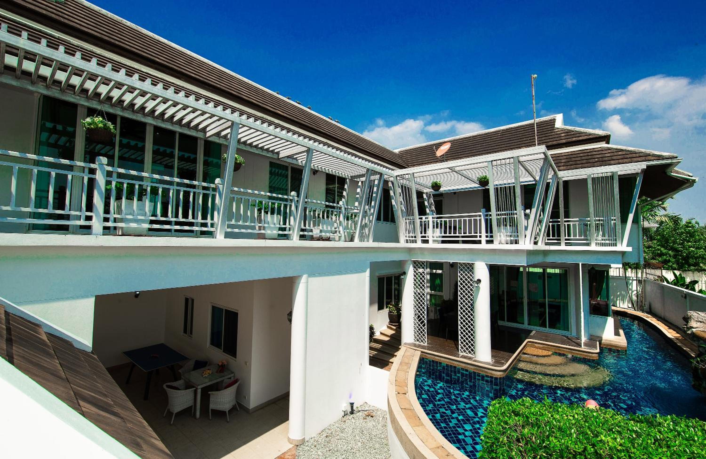 Six-Bedroom Villa with Private Pool  photo 2