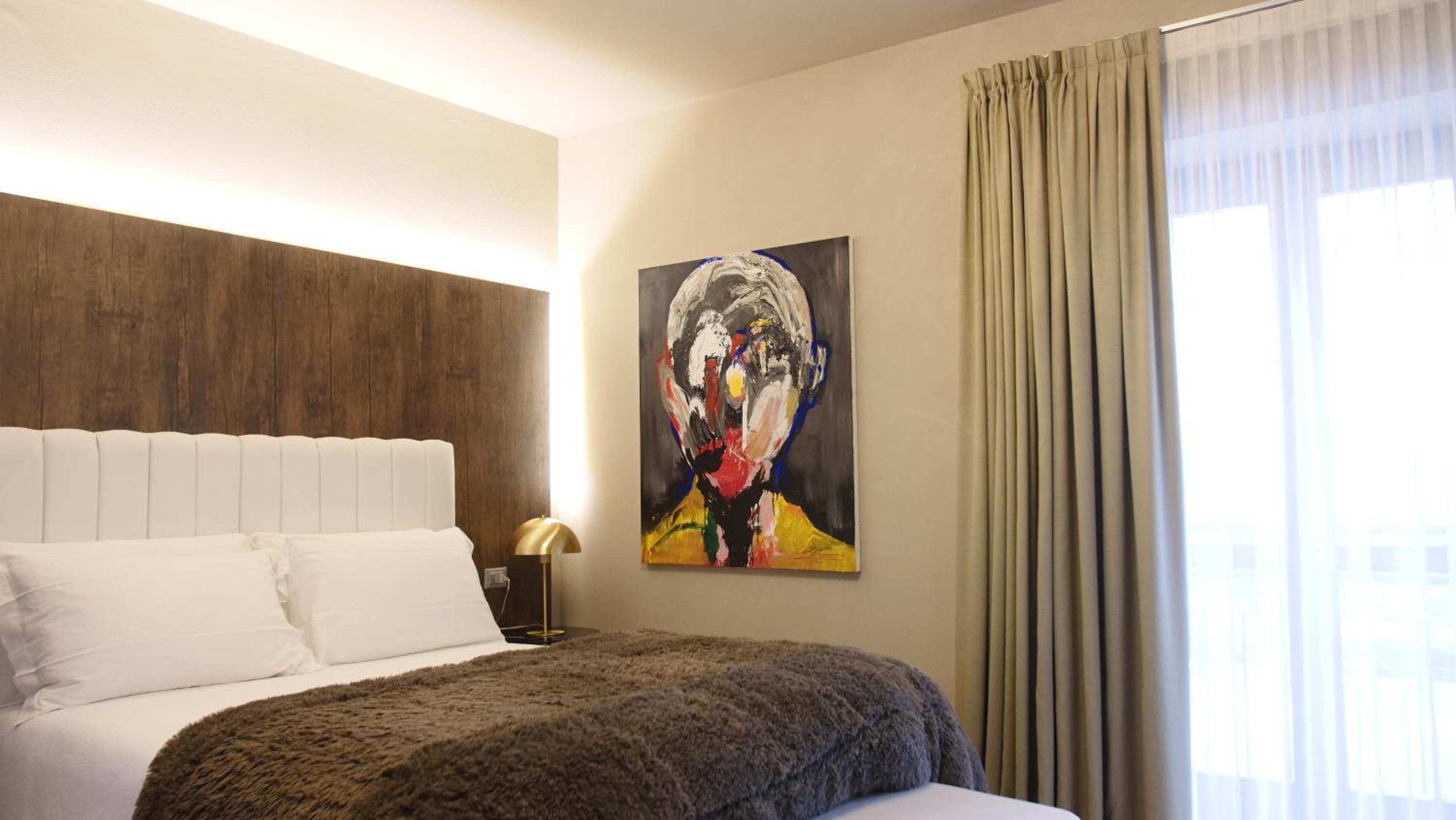 Deluxe Junior Suite - Photo 18