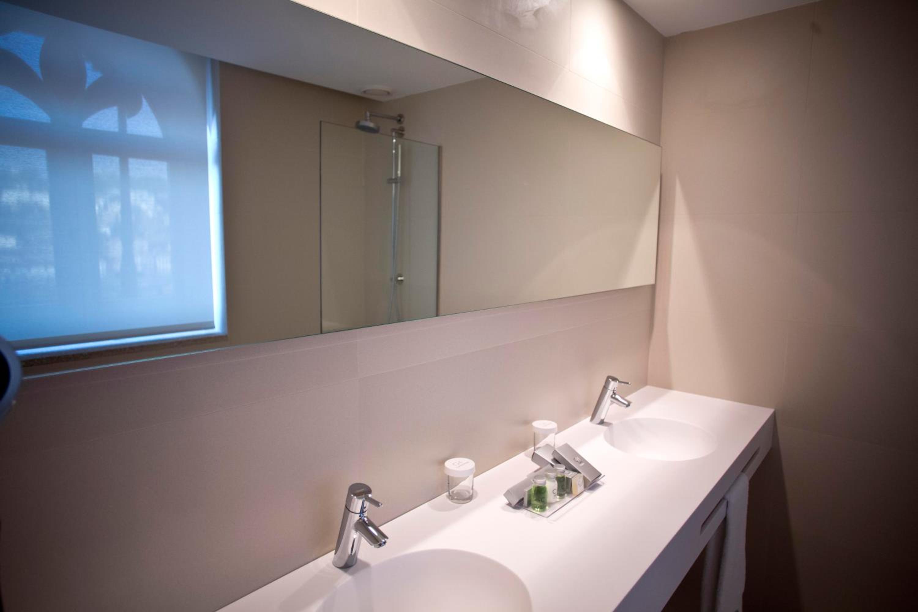 Deluxe Suite with River View and Terrace - Photo 15