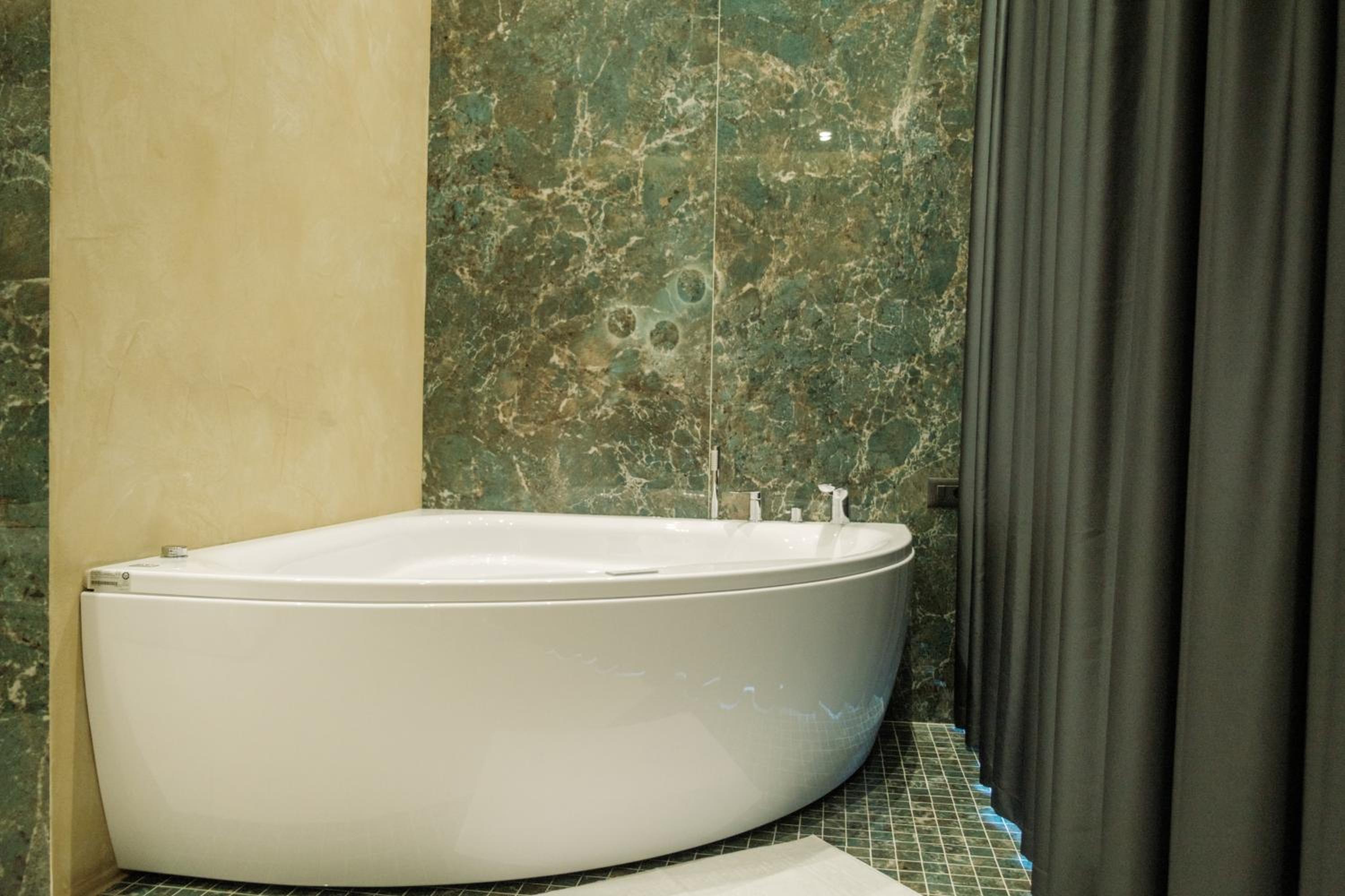 Deluxe Double Room with Jacuzzi and Pool View photo 3
