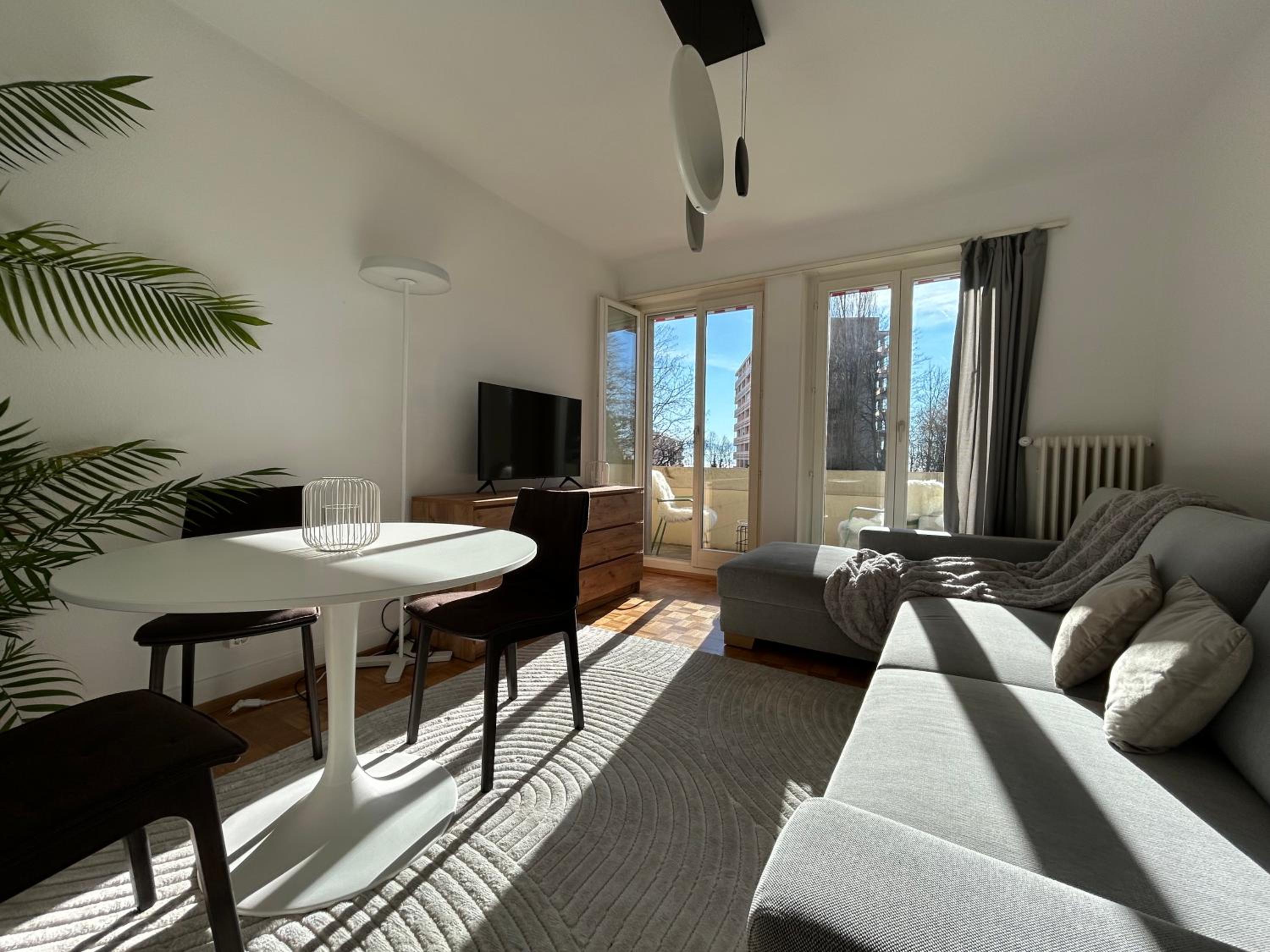 One-Bedroom Apartment photo 1
