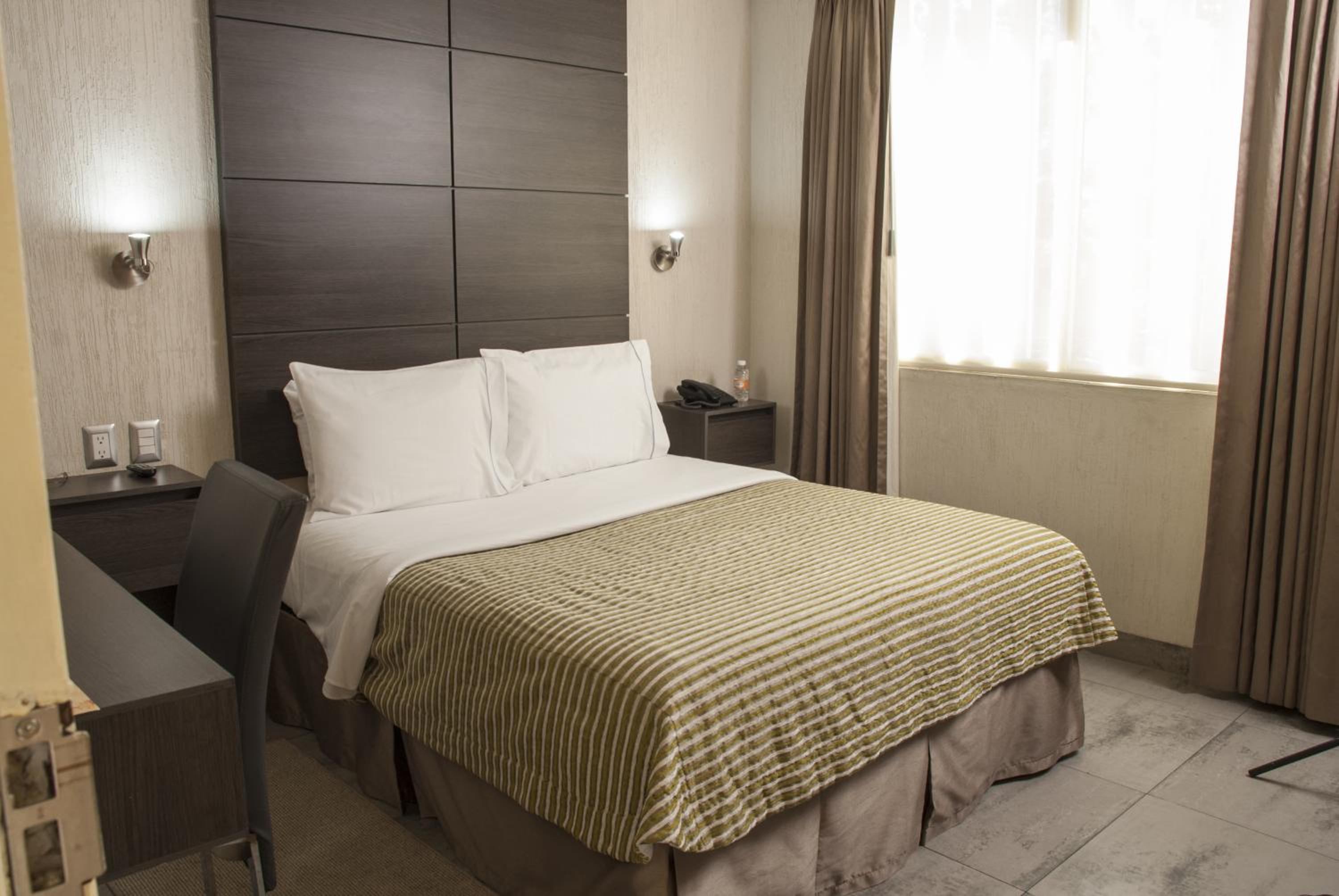 Queen Room - Photo 20