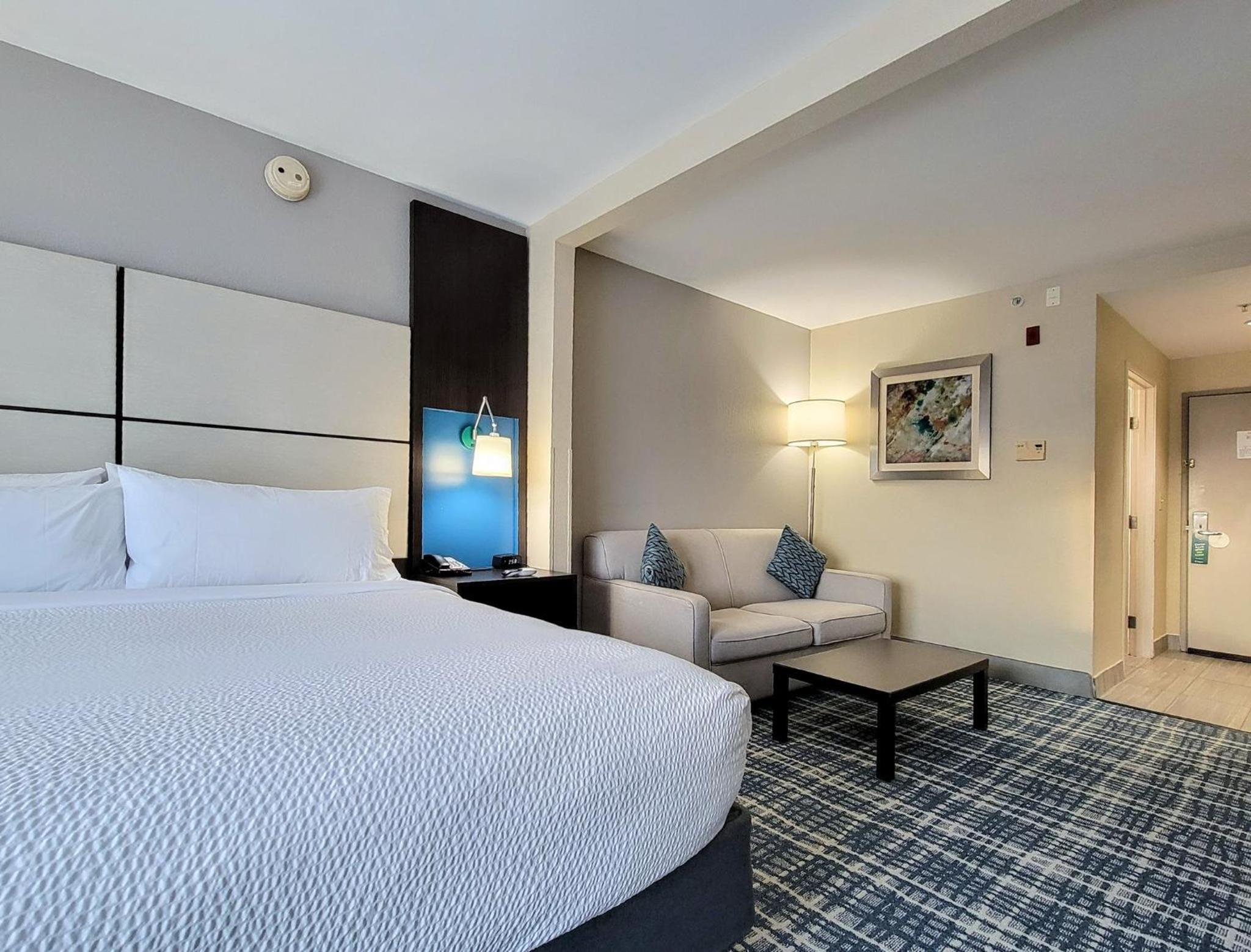 Standard King Room with Sofa Bed - Photo 5