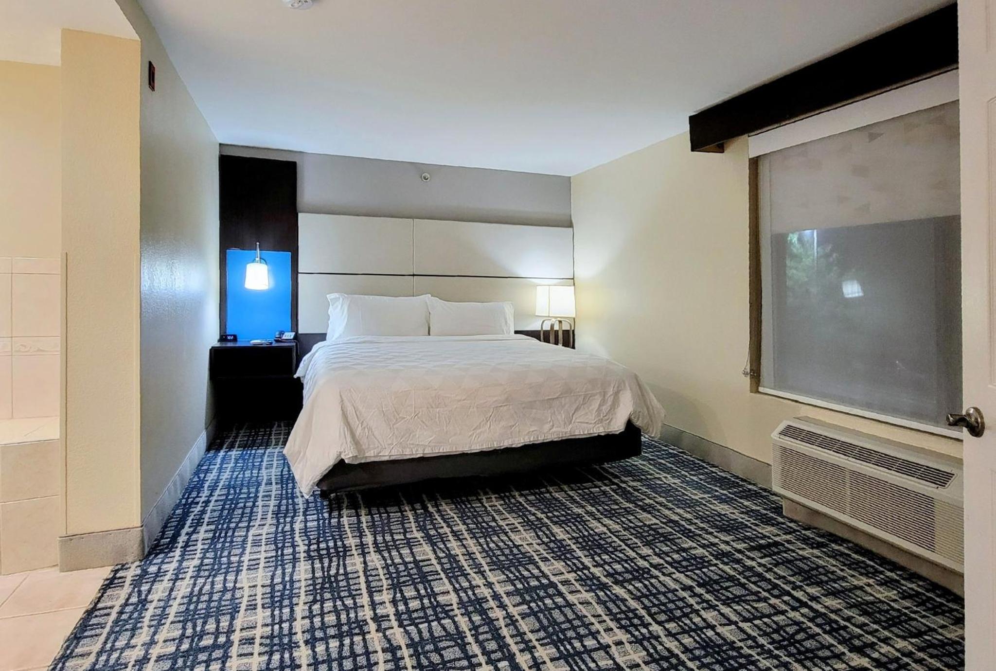 King Suite with Jacuzzi - Non-Smoking - Photo 6