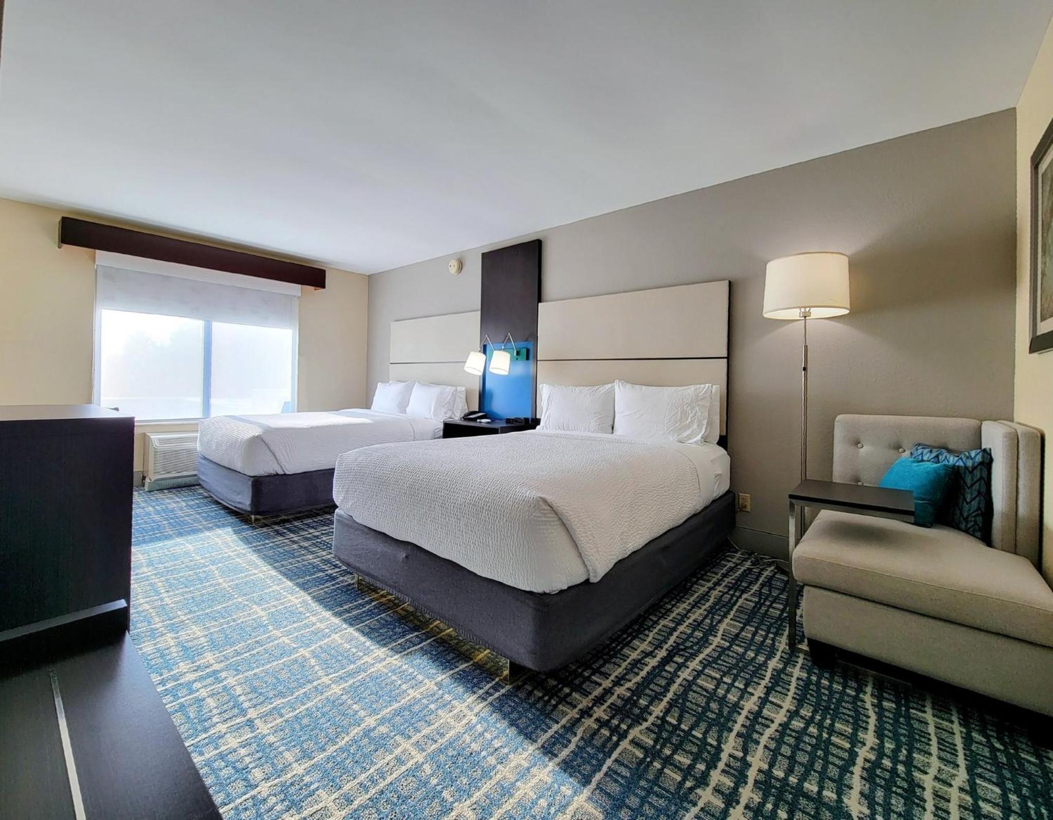 Standard Room with Two Queen Beds - Photo 2