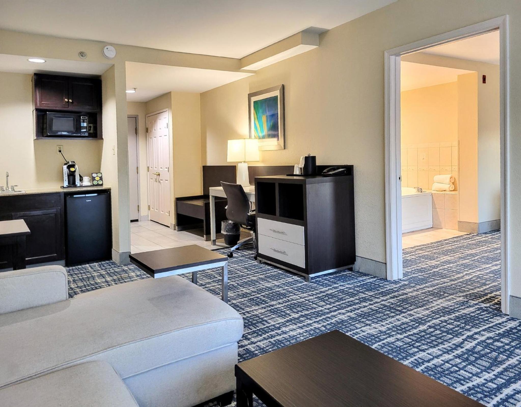 King Suite with Jacuzzi - Non-Smoking - Photo 16